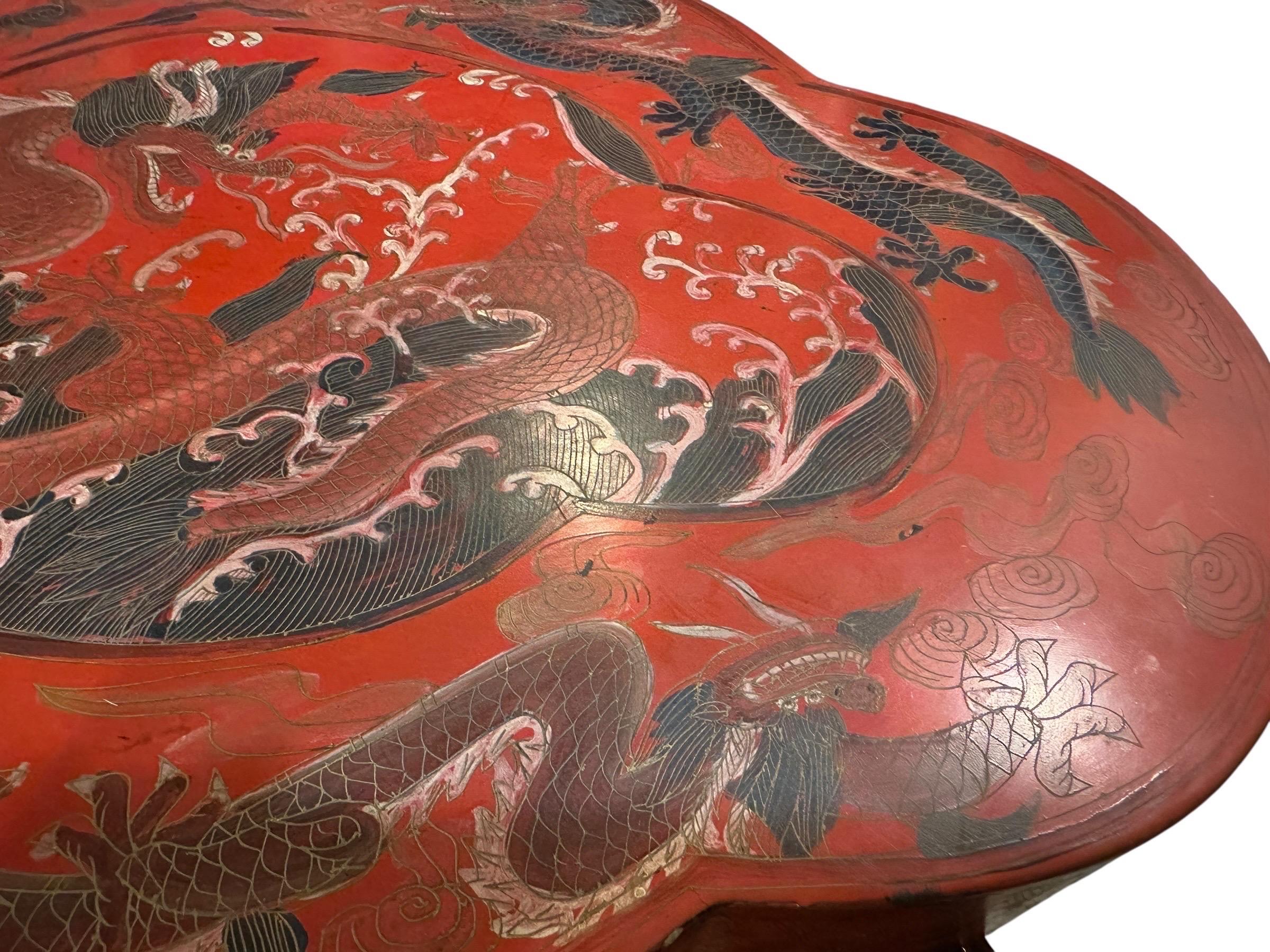 Grande boîte de rangement lobée en laque rouge chinoise ancienne 50CM avec dragons en vente 6