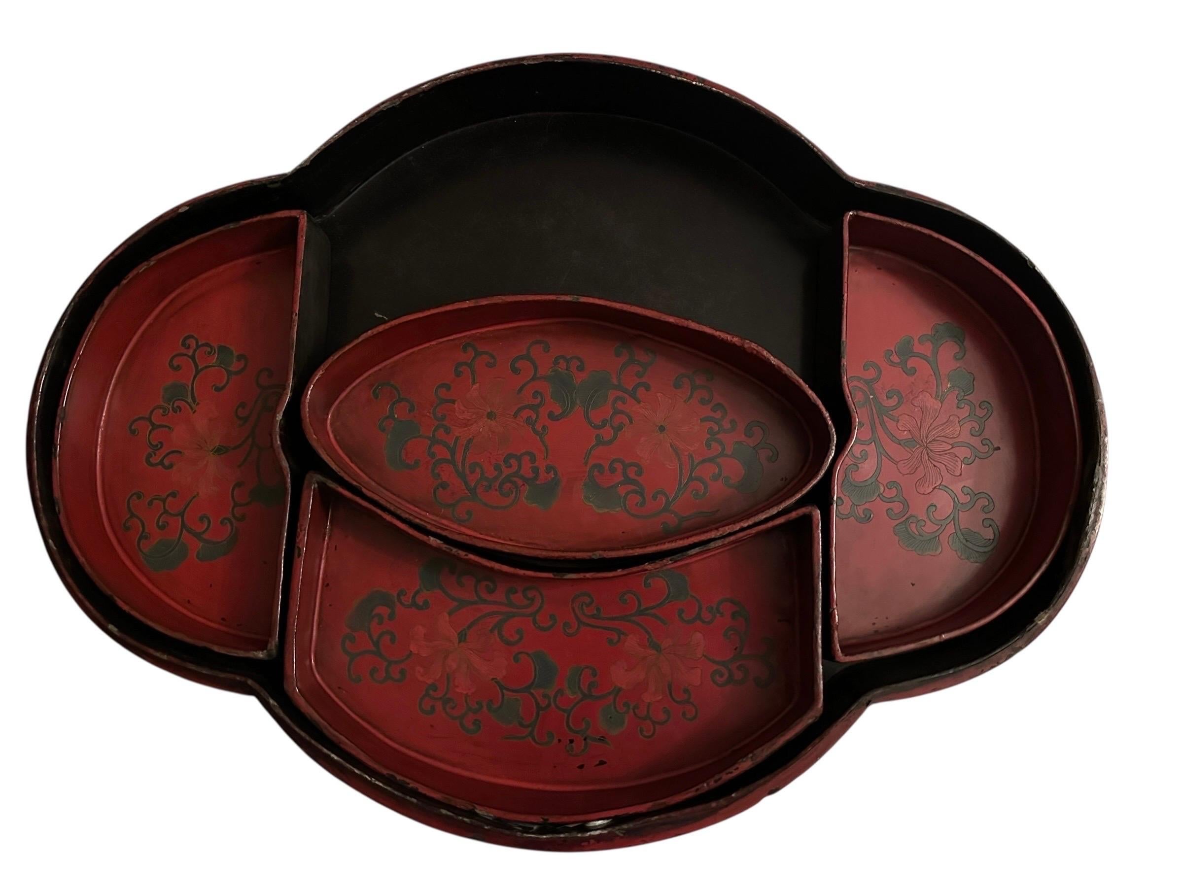 Grande boîte de rangement lobée en laque rouge chinoise ancienne 50CM avec dragons en vente 8