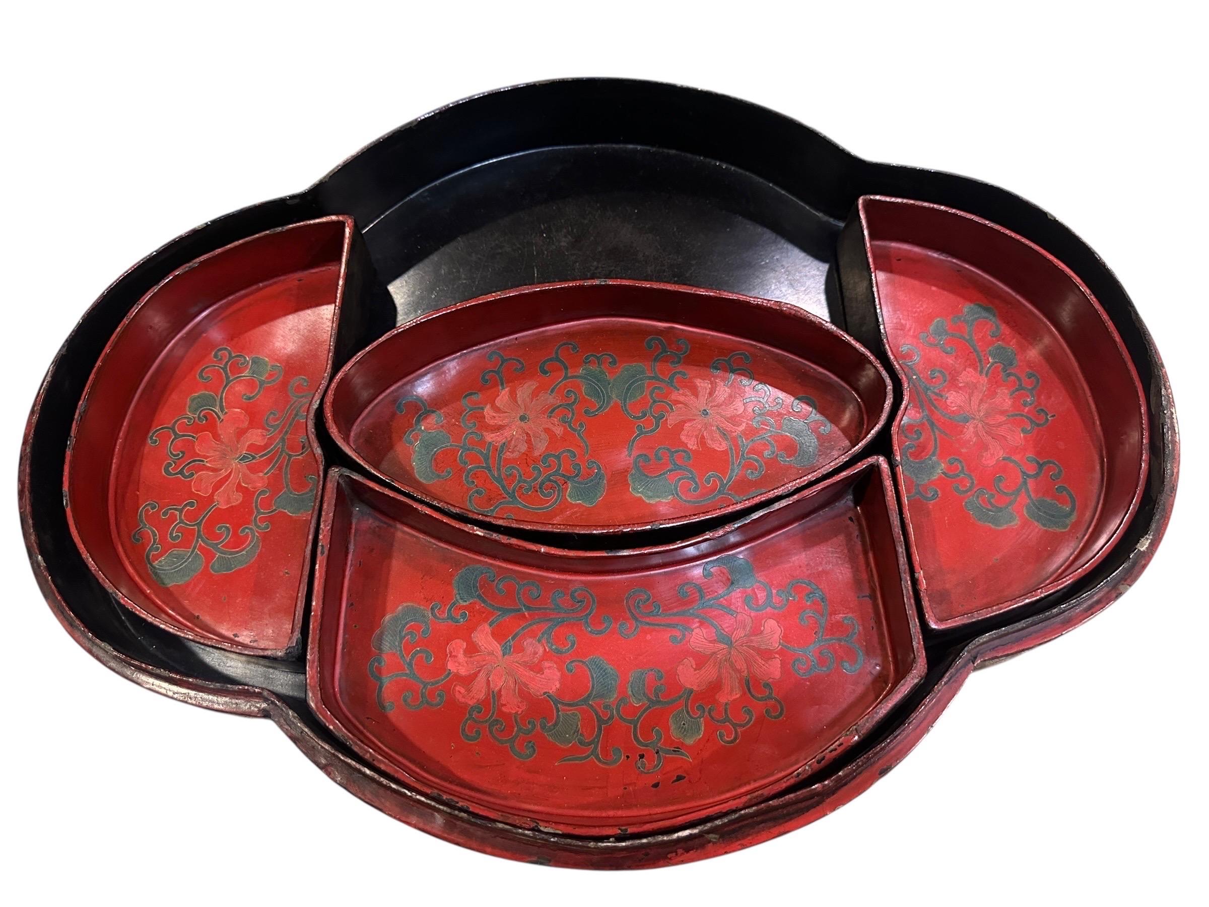 Grande boîte de rangement lobée en laque rouge chinoise ancienne 50CM avec dragons en vente 10
