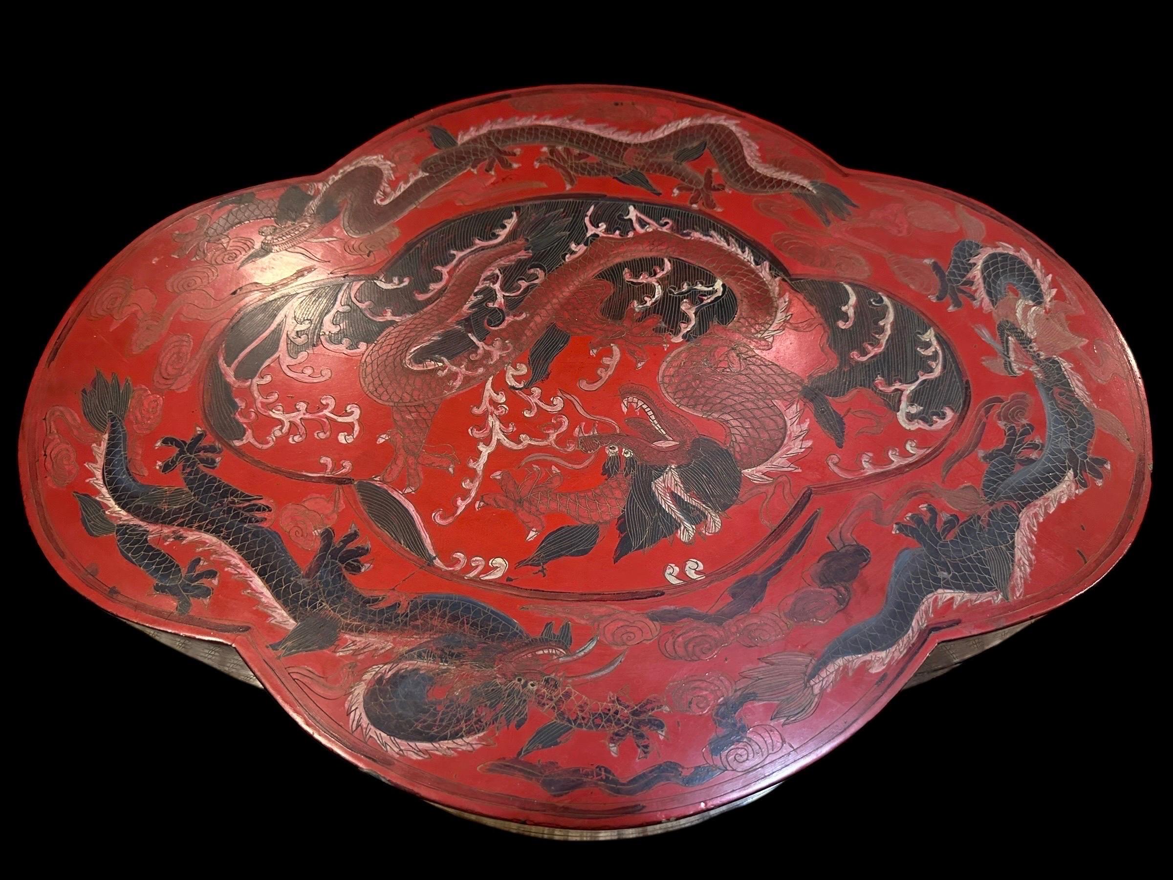 Grande boîte de rangement lobée en laque rouge chinoise ancienne 50CM avec dragons en vente 11
