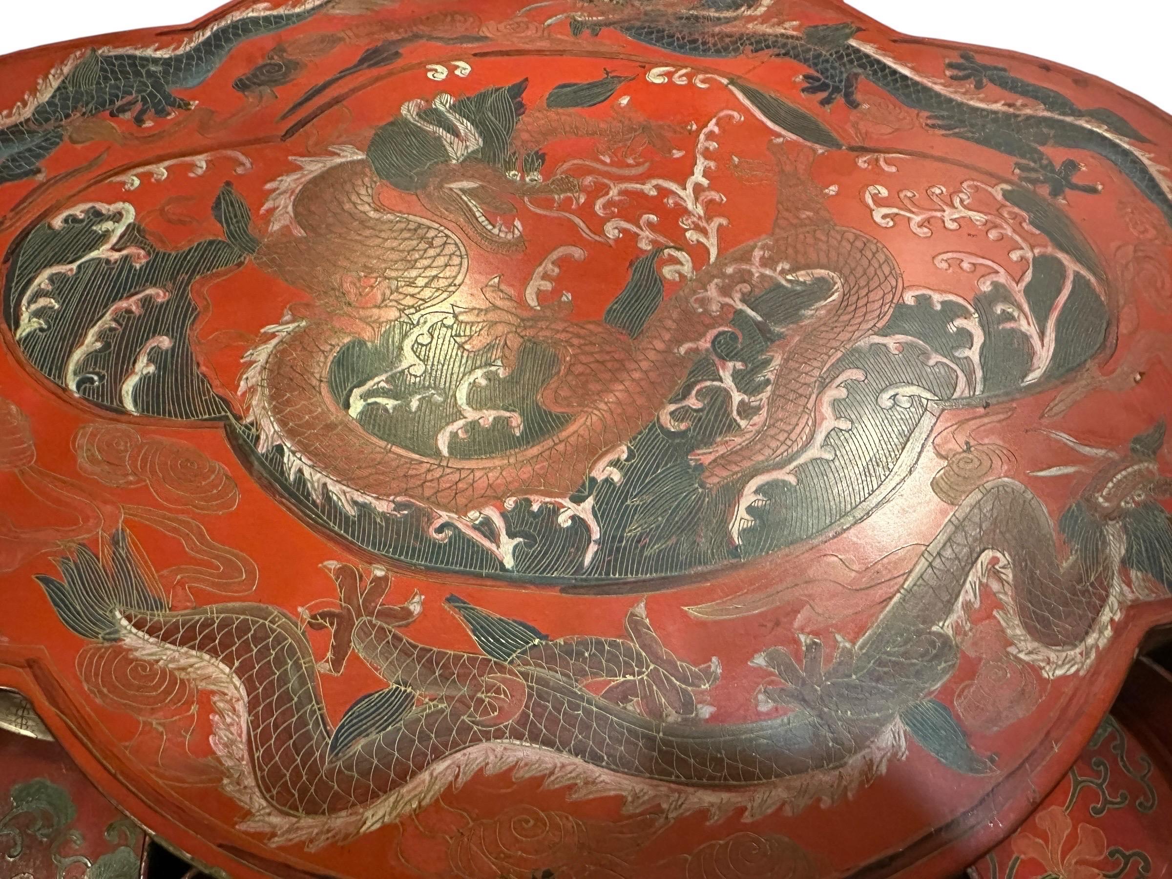 Exportation chinoise Grande boîte de rangement lobée en laque rouge chinoise ancienne 50CM avec dragons en vente