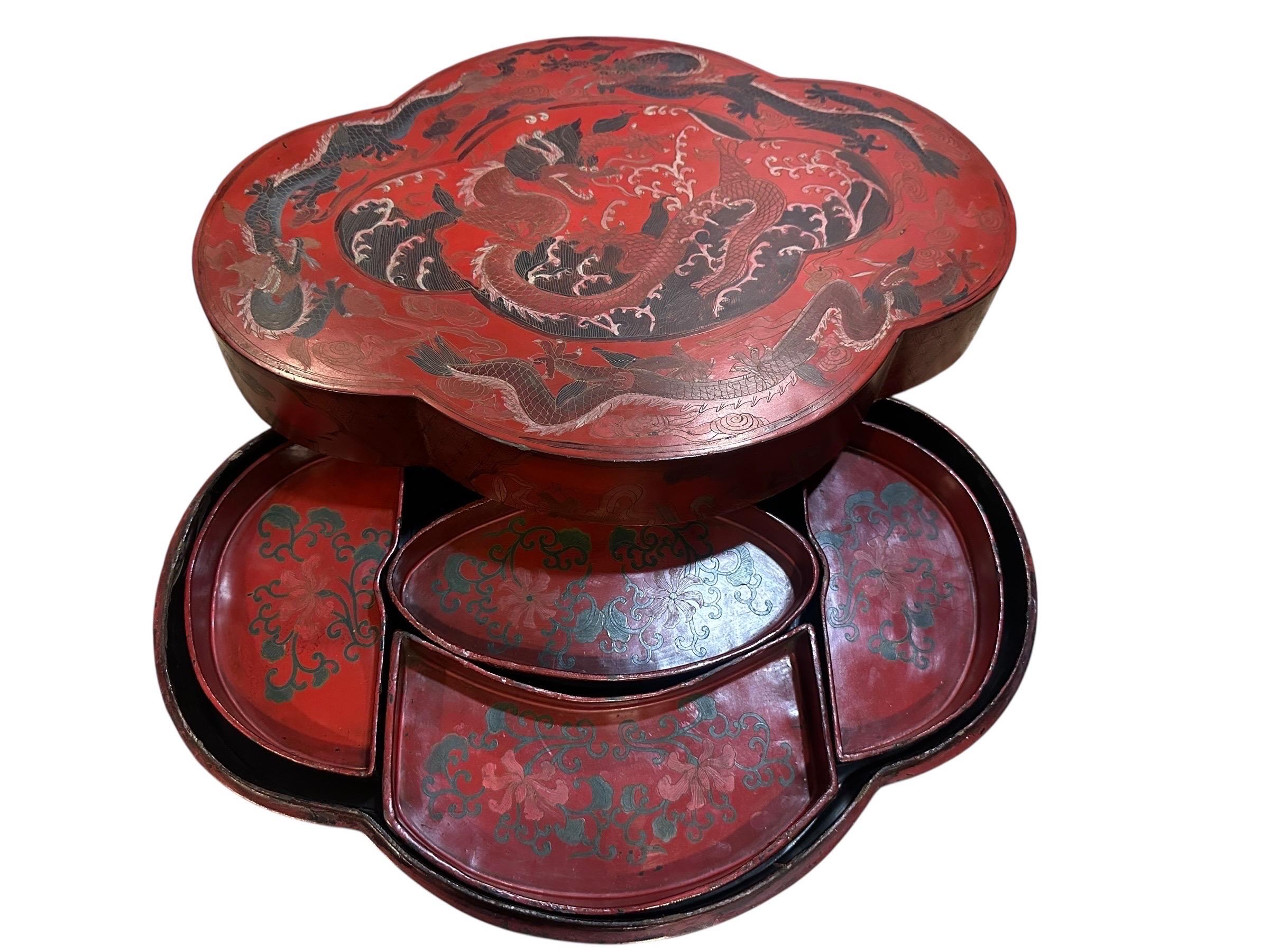 Sculpté Grande boîte de rangement lobée en laque rouge chinoise ancienne 50CM avec dragons en vente