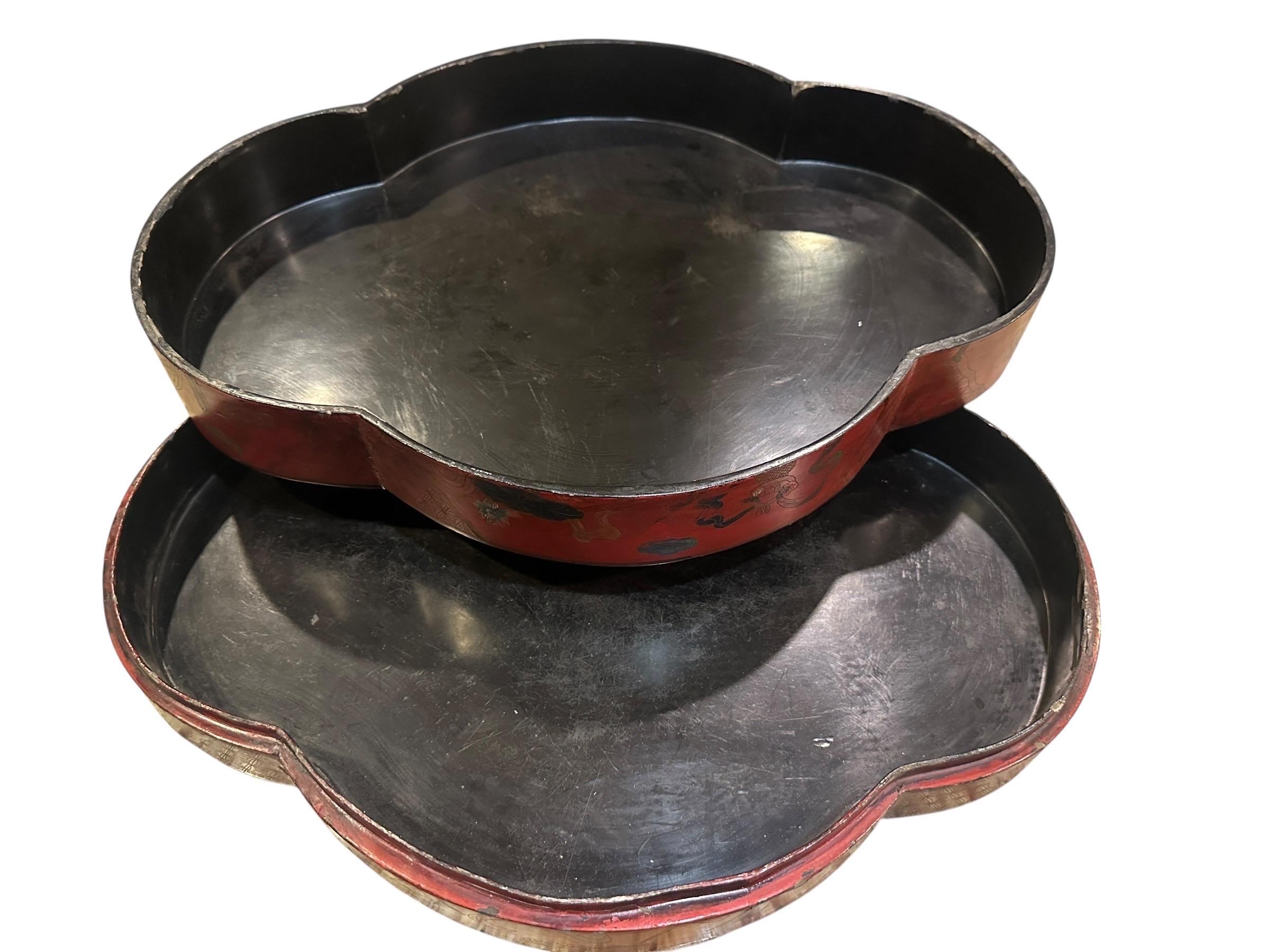 20ième siècle Grande boîte de rangement lobée en laque rouge chinoise ancienne 50CM avec dragons en vente