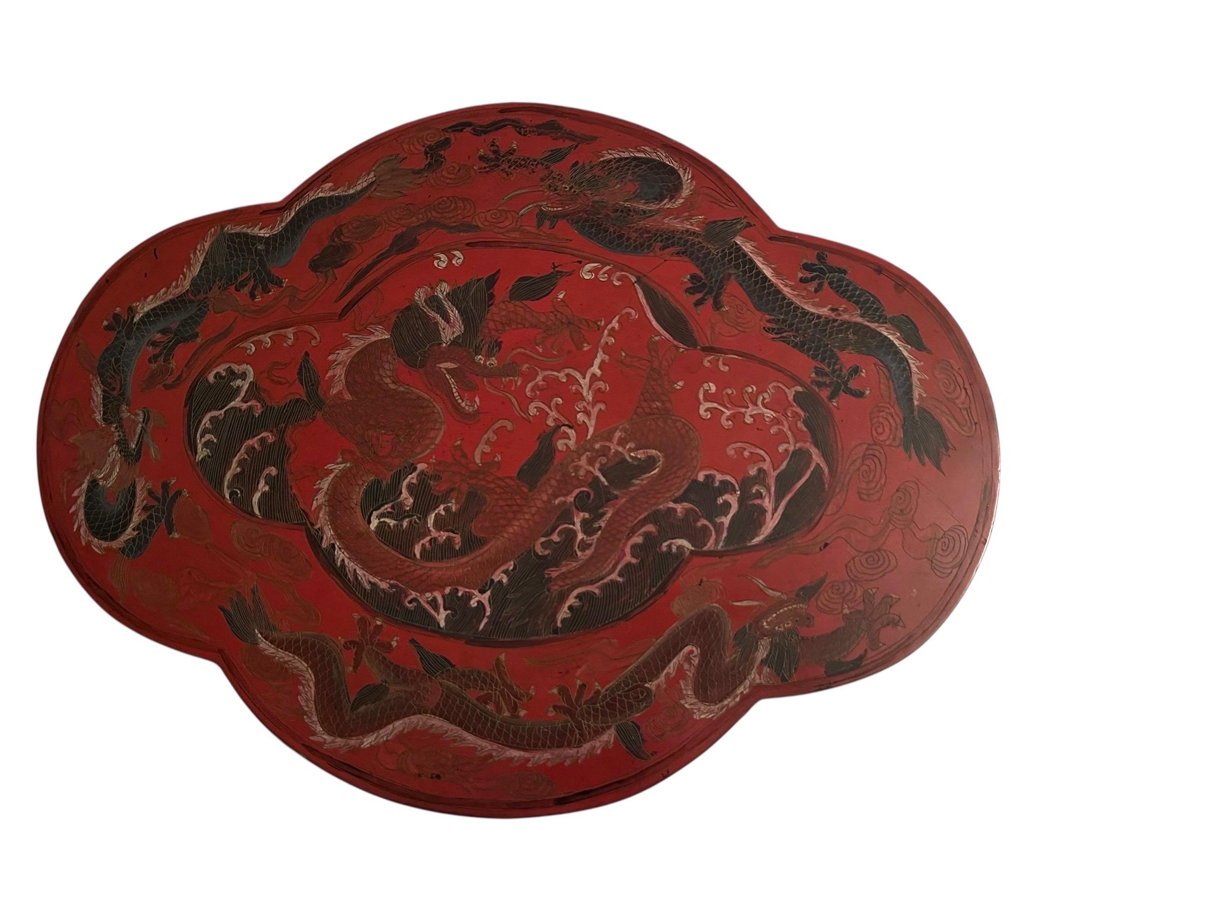 Laque Grande boîte de rangement lobée en laque rouge chinoise ancienne 50CM avec dragons en vente