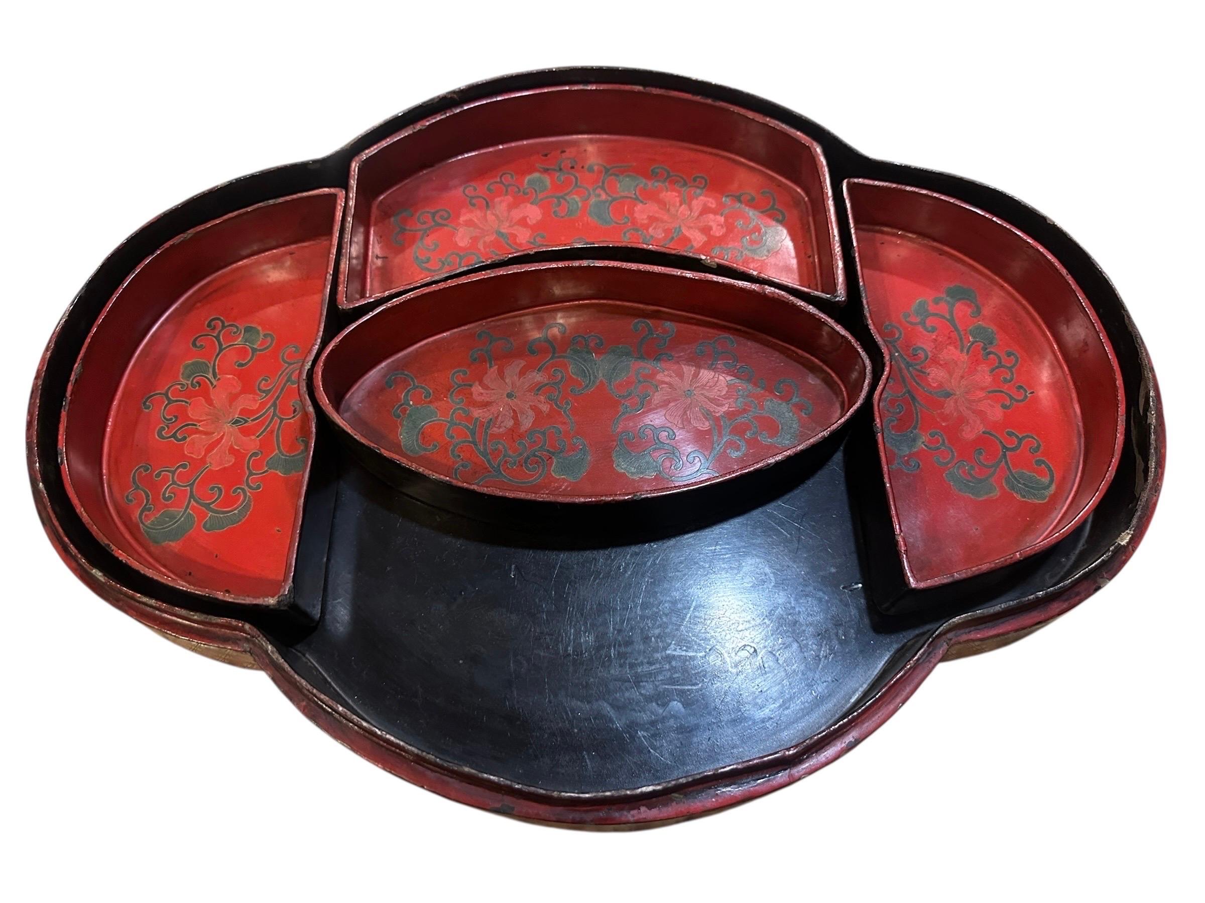 Grande boîte de rangement lobée en laque rouge chinoise ancienne 50CM avec dragons en vente 1