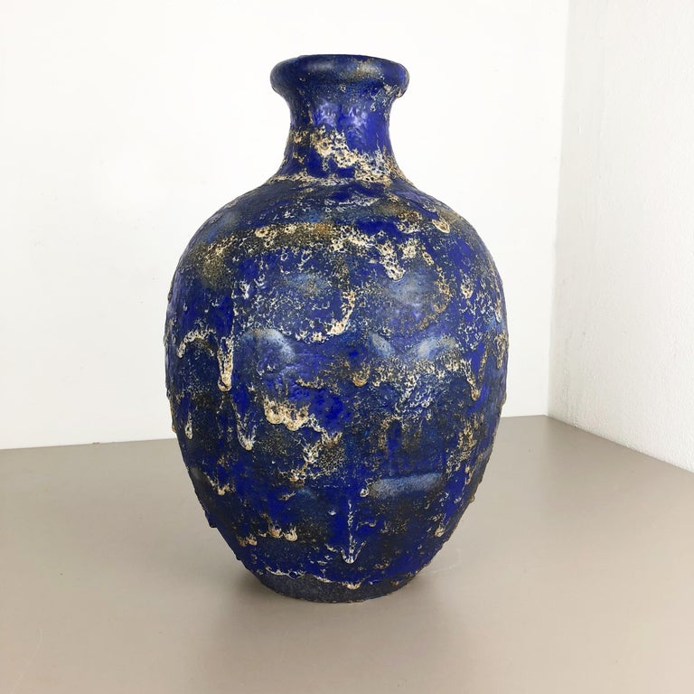 Article:

Fat lava art vase extra large version


Model: 837


Producer:

Ruscha, Germany



Decade:

1970s




This original vintage vase was produced in the 1970s in Germany. It is made of ceramic pottery in fat lava optic