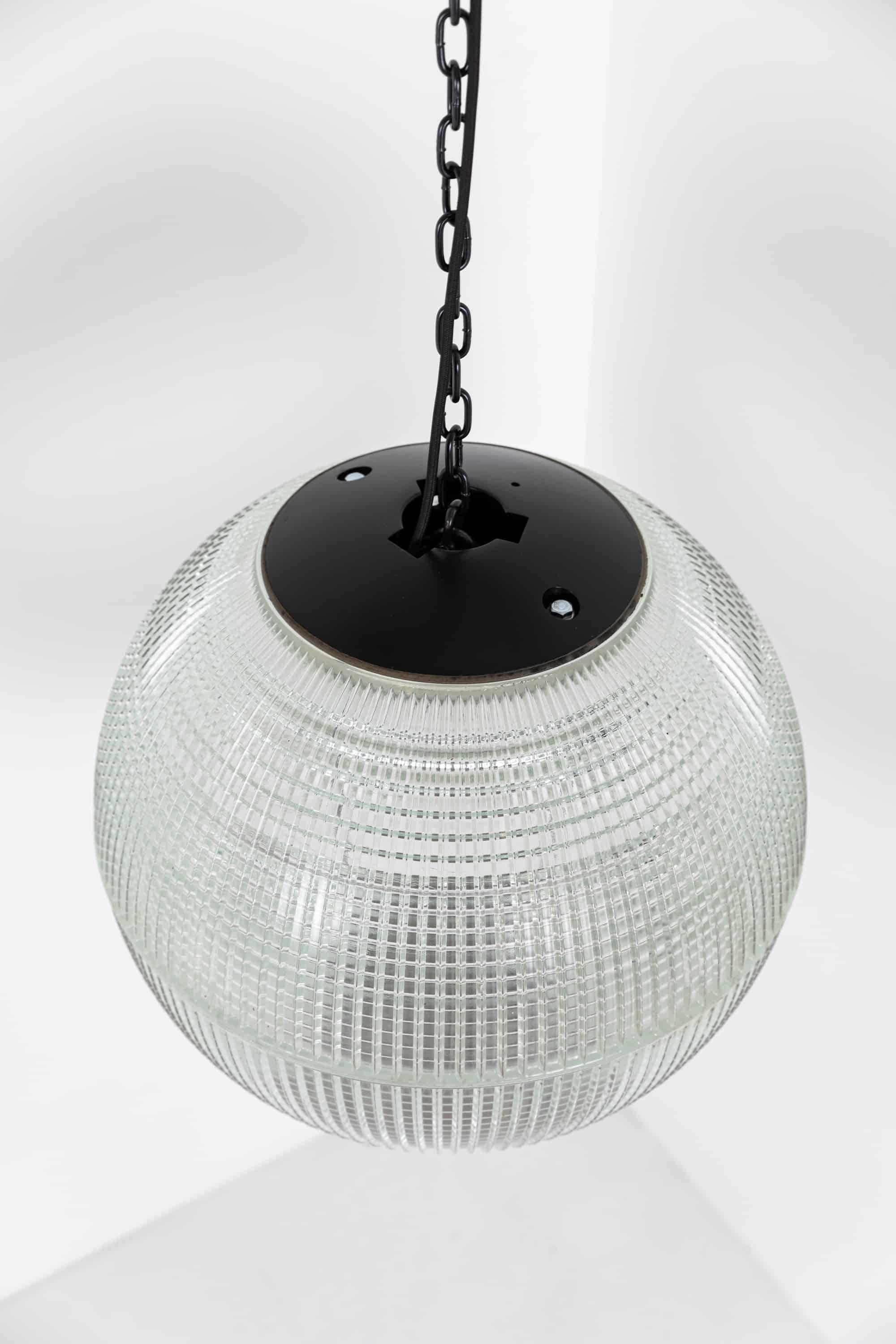 Farolas de cristal parisino holófano esférico de bella forma, fabricadas en Francia. c.1960.

Esta versión tiene un diámetro de 50 cm. Estas luces se han conservado en un estado asombroso, con sólo algunos pequeños desconchones relacionados con la