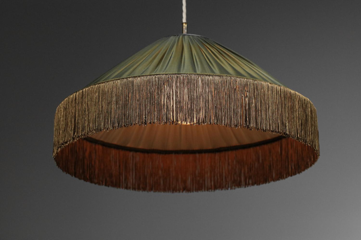 Mid-Century Modern Grande applique italienne en laiton des années 50  abat-jour en frange de soie
