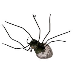 Gran lámpara en forma de araña de los años 50 "Amuleto de la suerte" de hierro cobre y cristal cincelado