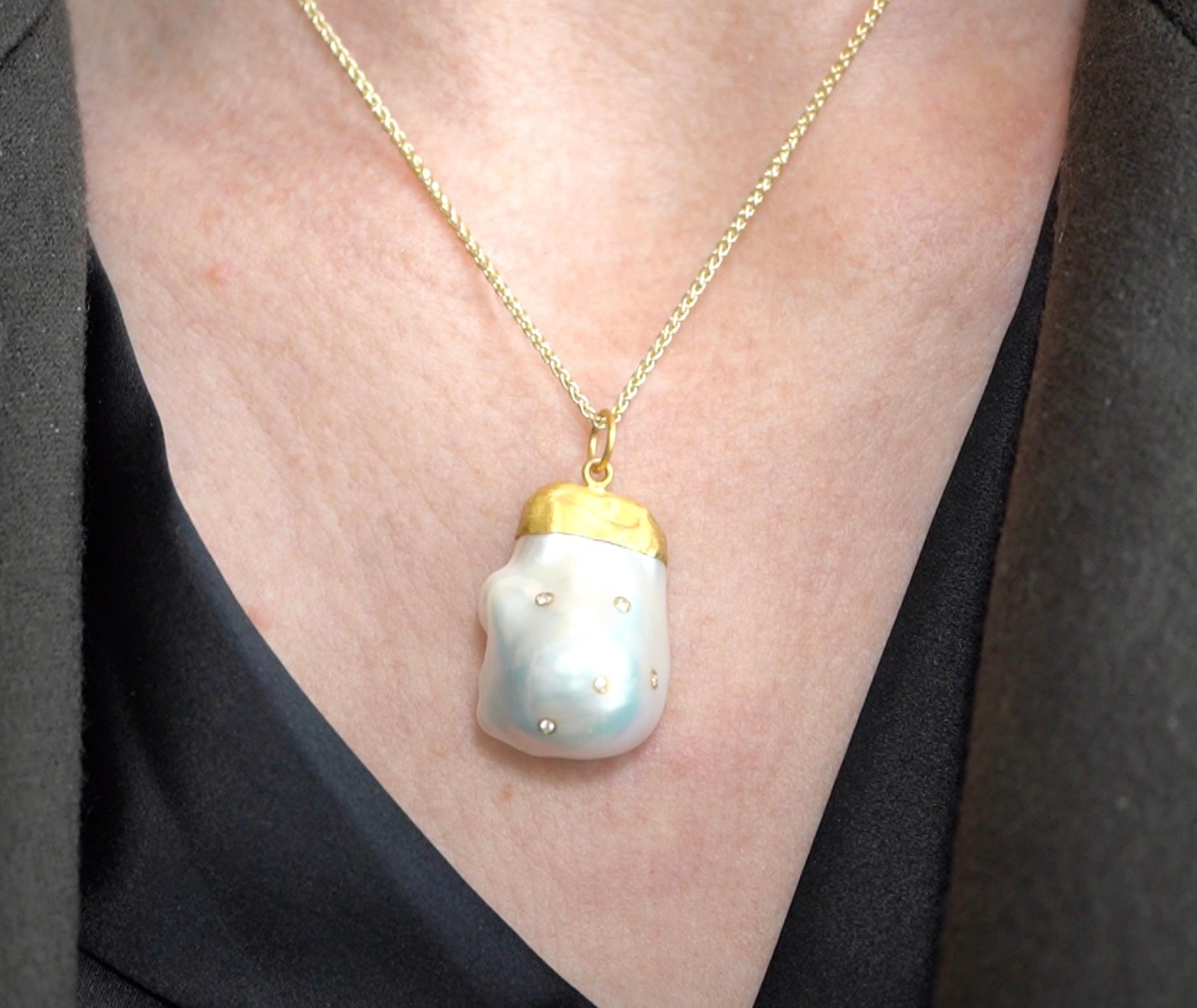 Contemporaneo Collana grande con ciondolo di perle barocche da 53,70 carati e diamanti intarsiati, oro 24 carati in vendita