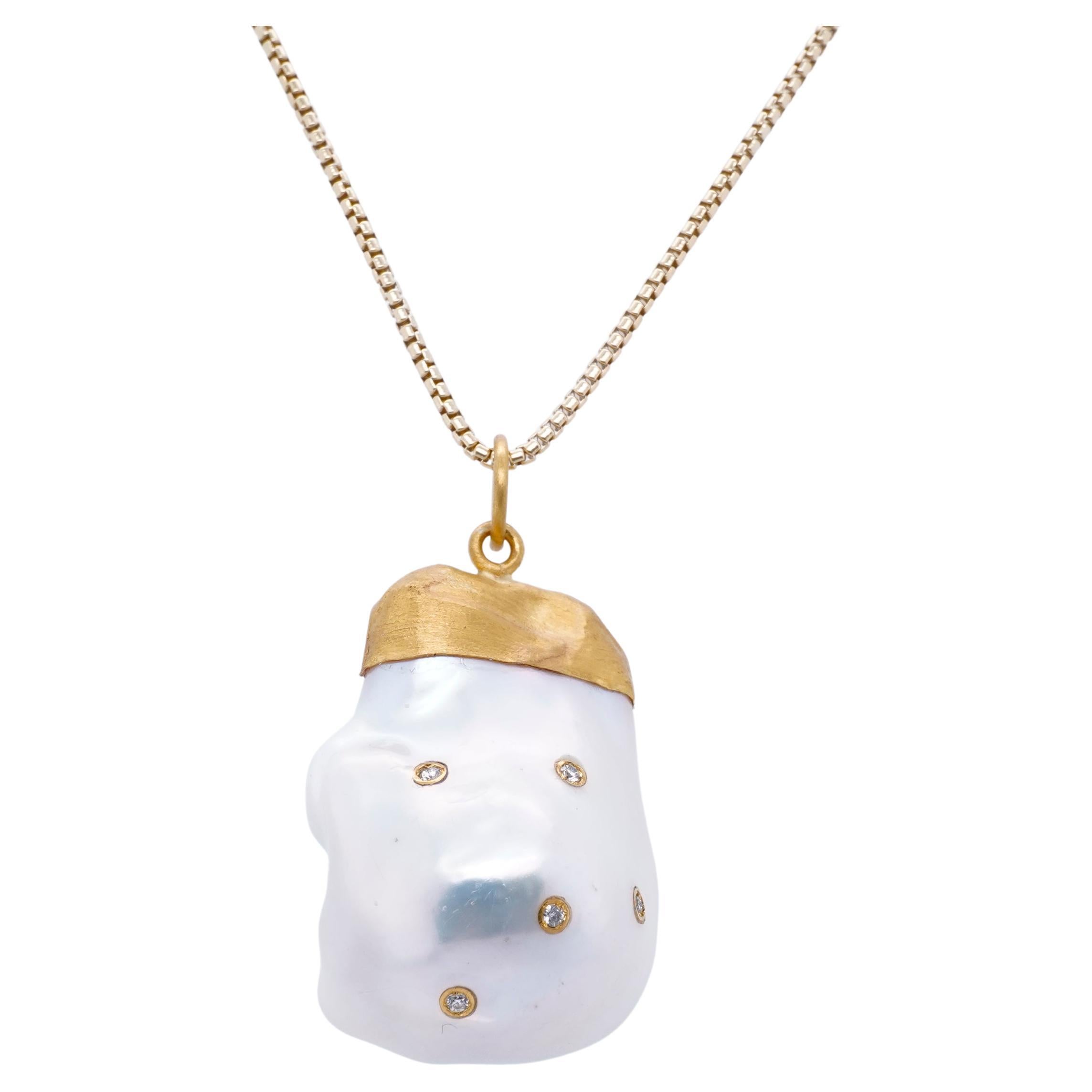 Collana grande con ciondolo di perle barocche da 53,70 carati e diamanti intarsiati, oro 24 carati In condizioni Nuovo in vendita a Bozeman, MT