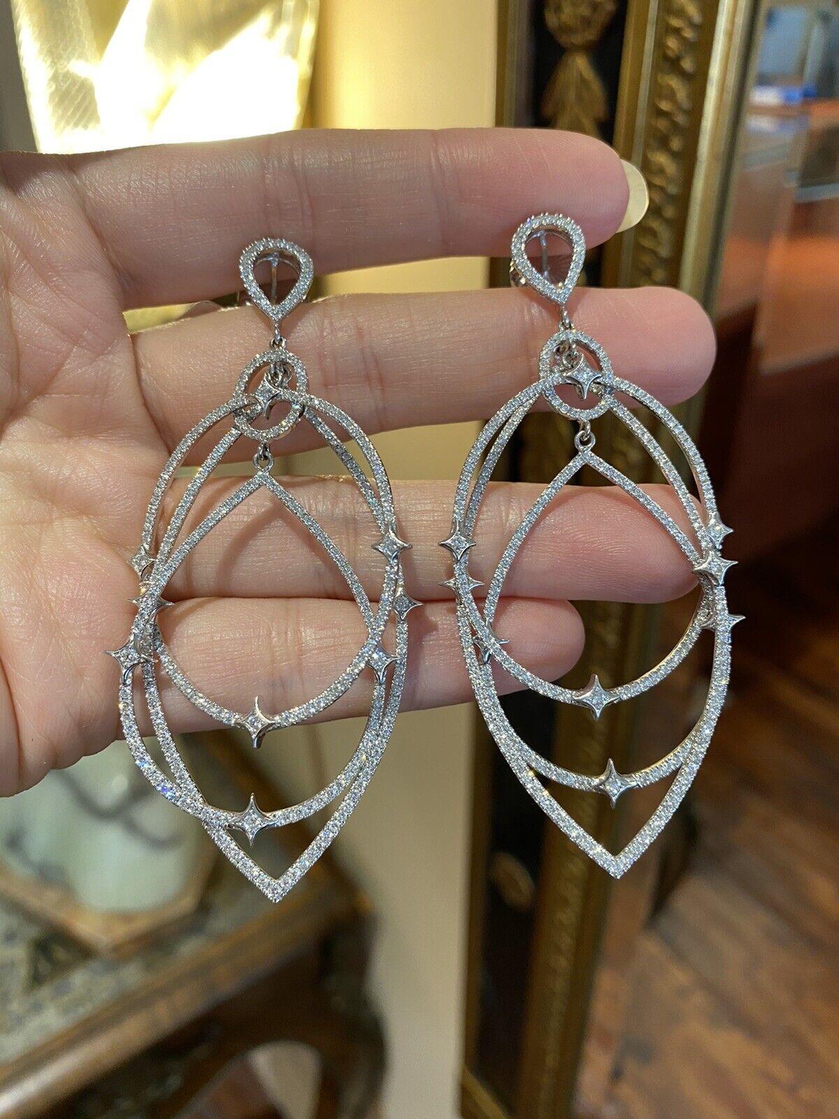 Taille ronde Boucles d'oreilles pendantes chandelier en or blanc 18 carats avec un total de 5,40 carats de diamants en vente