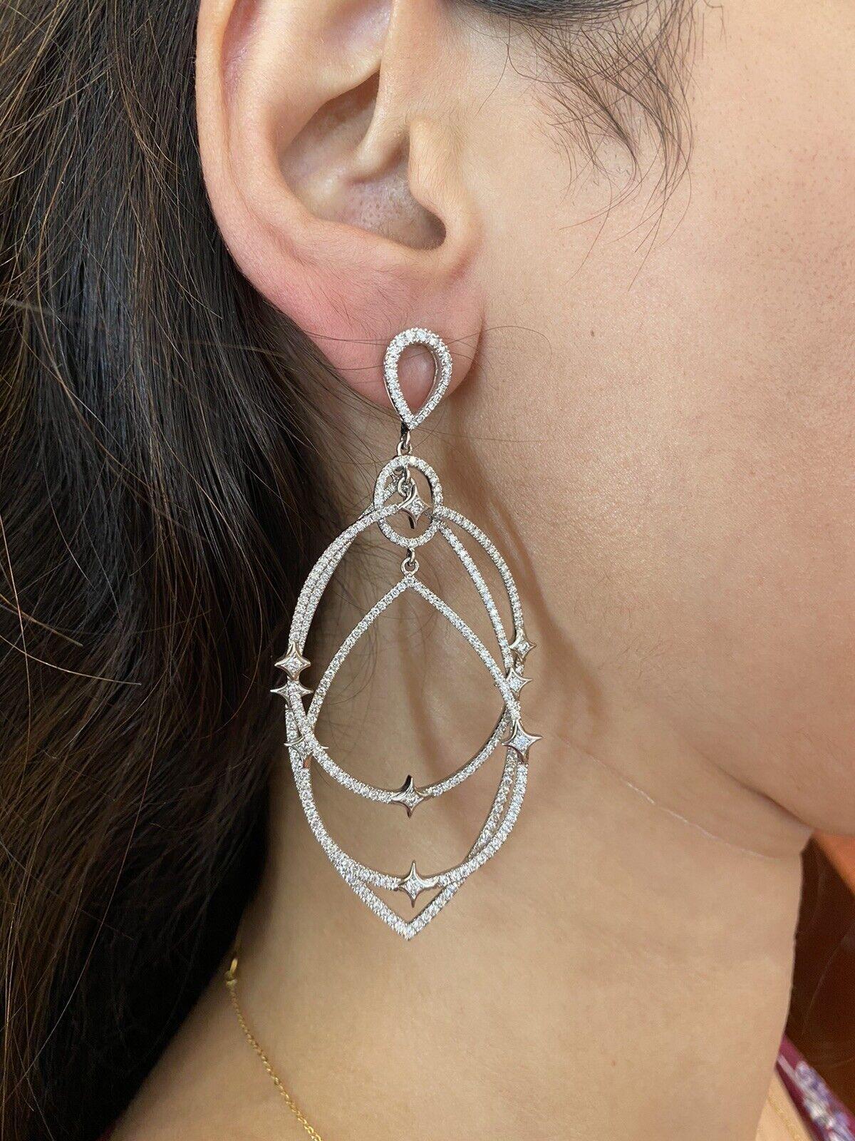Large 5.40 carat total Diamond Chandelier Dangle Earrings in 18k White Gold In Excellent Condition For Sale In La Jolla, CA