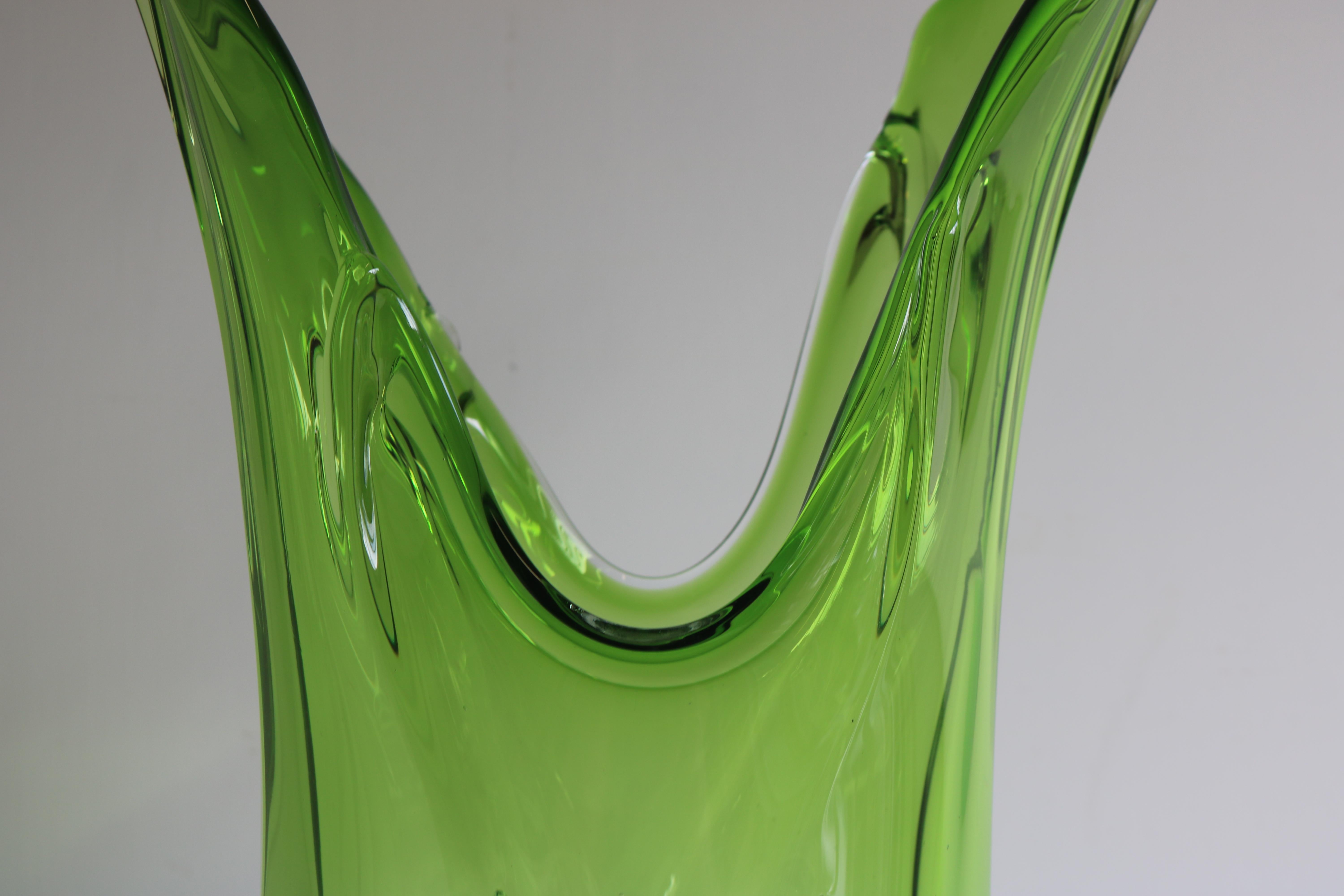 Large 5.4kg Italian Murano Glass vase Attr. Fratelli Toso 1950 Green Sommerso  For Sale 3