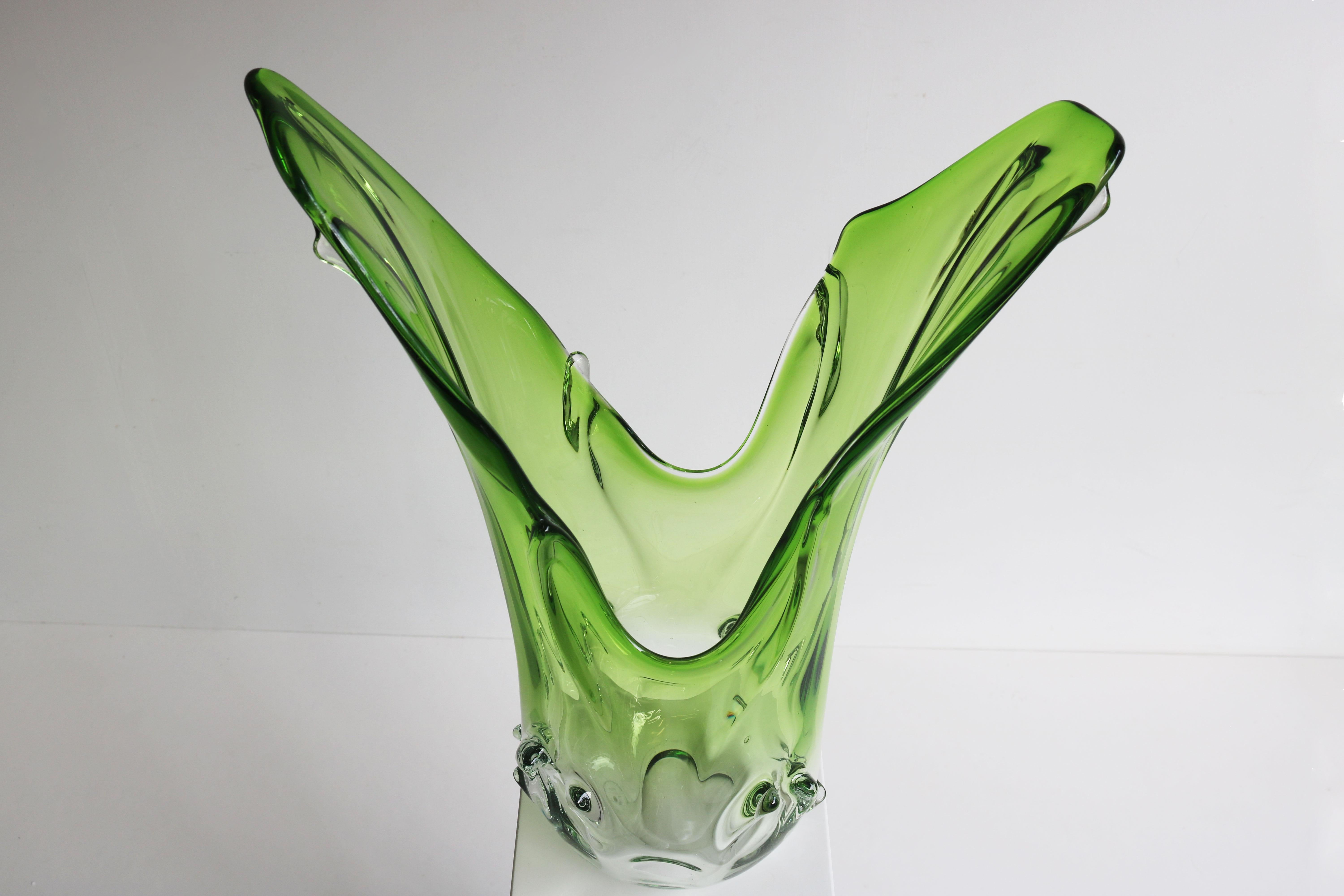Fait main Grand vase italien en verre de Murano de 5,4 kg attribué Fratelli Toso 1950 Sommerso vert  en vente