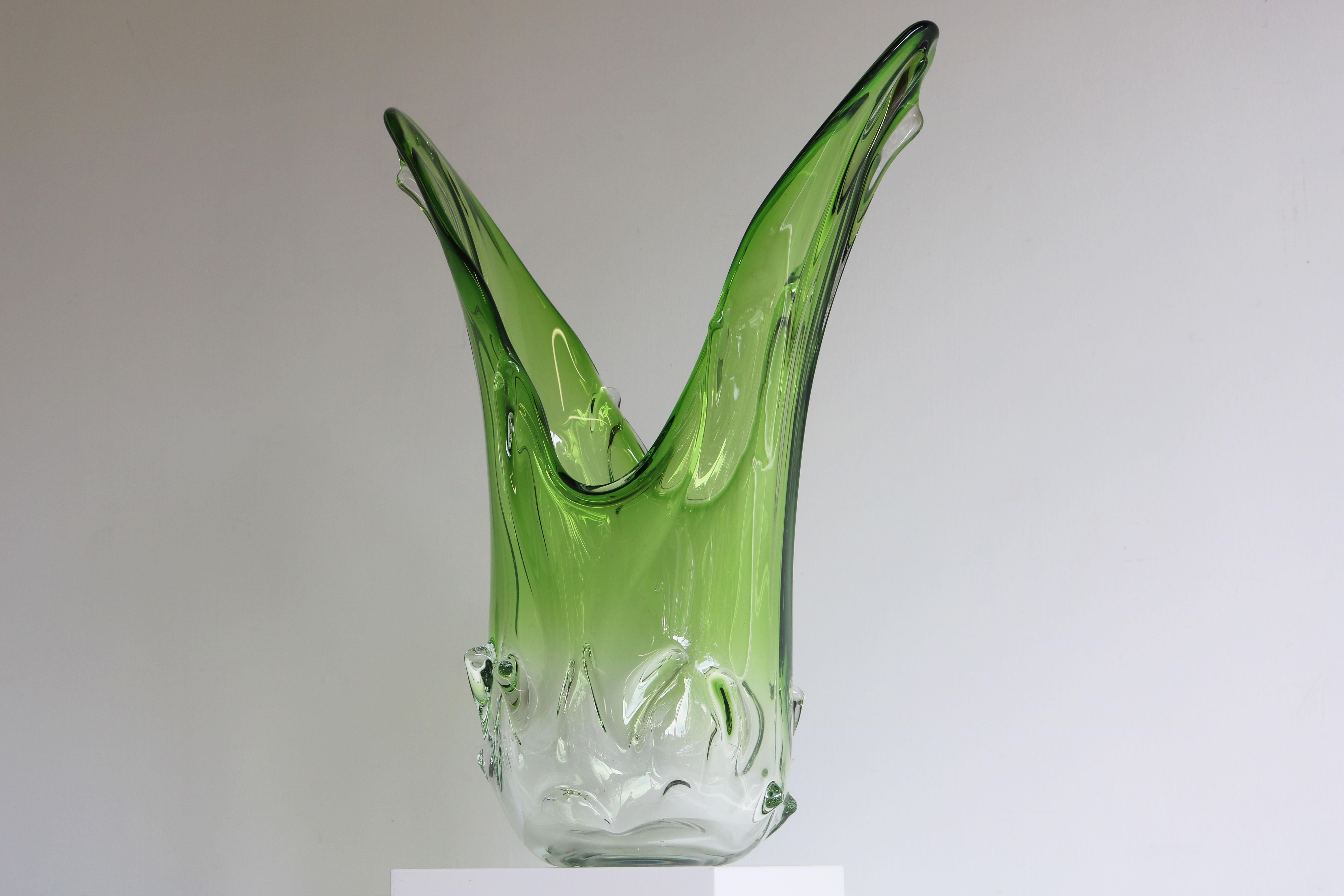 Milieu du XXe siècle Grand vase italien en verre de Murano de 5,4 kg attribué Fratelli Toso 1950 Sommerso vert  en vente