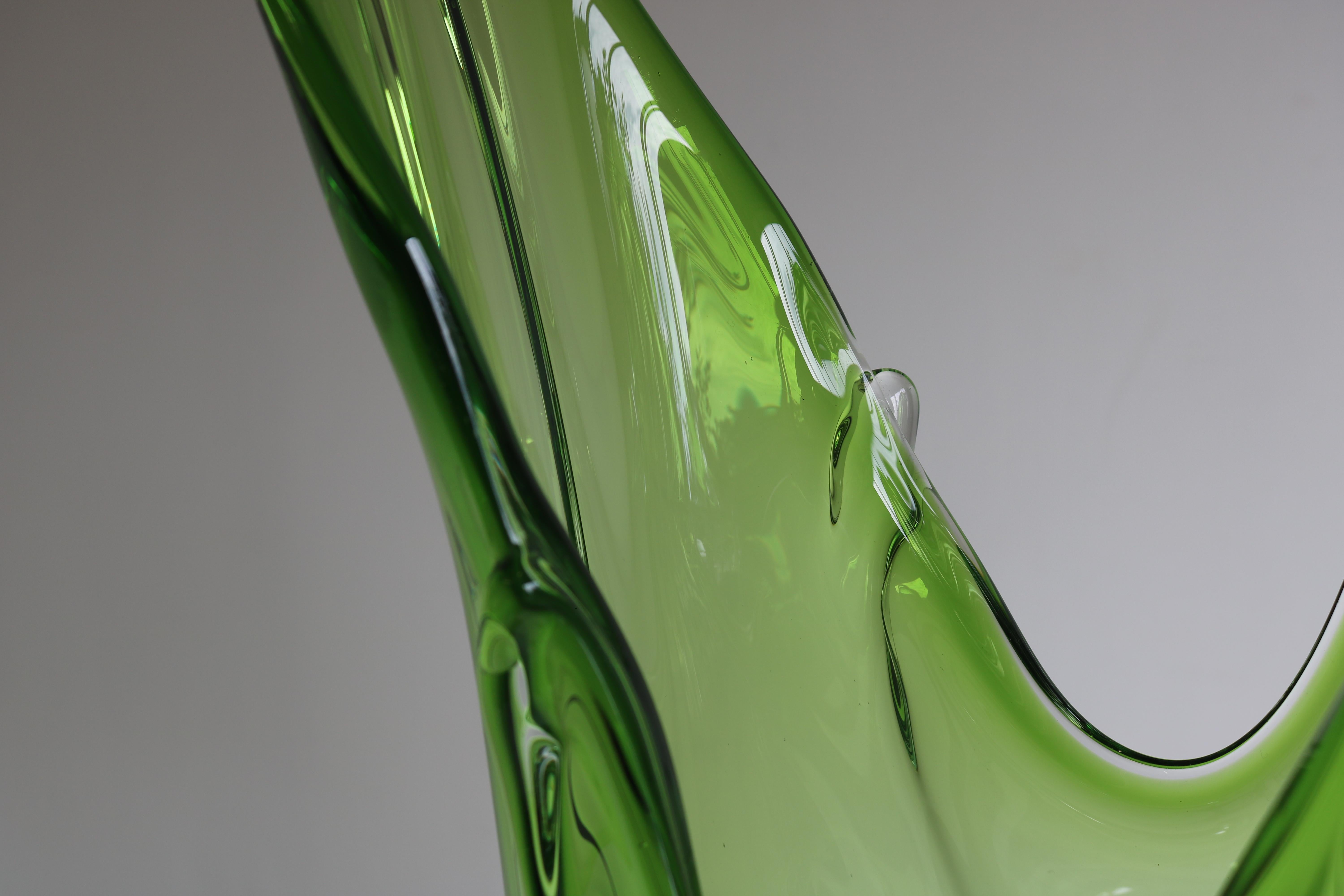 Verre d'art Grand vase italien en verre de Murano de 5,4 kg attribué Fratelli Toso 1950 Sommerso vert  en vente