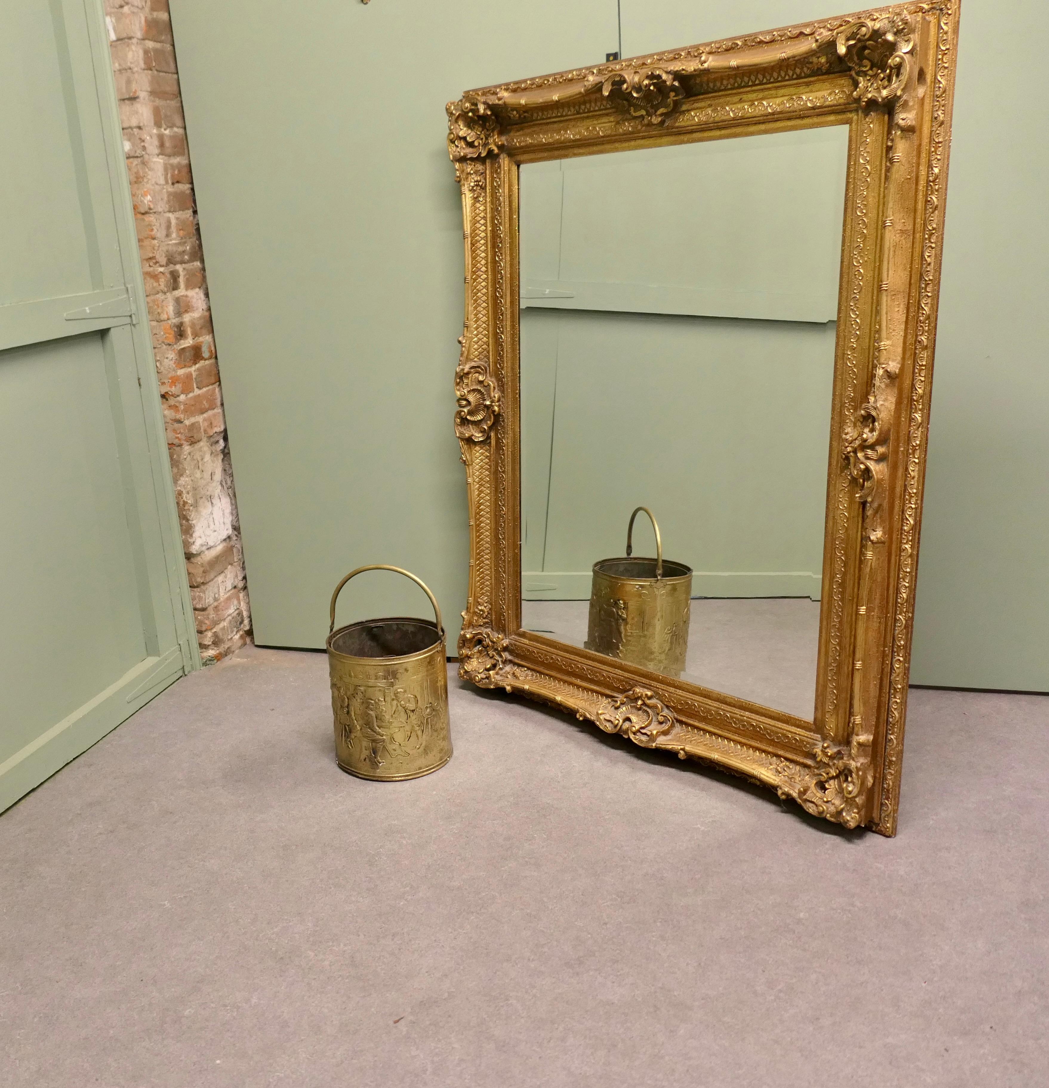 Mid-Century Modern Grand Miroir Décoratif Doré de 5 pieds Il s'agit d'un beau miroir mural biseauté ancien. en vente