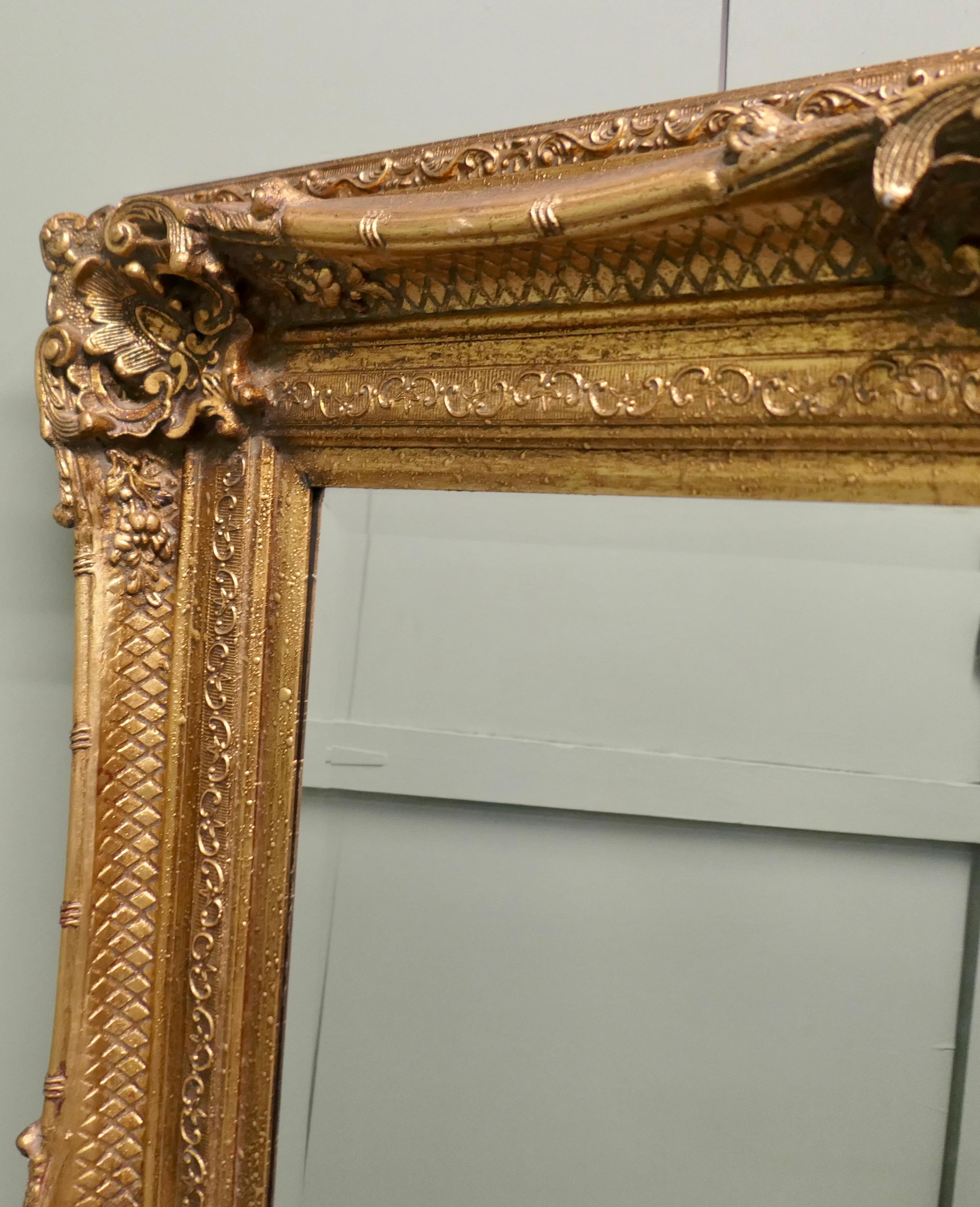 Grand Miroir Décoratif Doré de 5 pieds Il s'agit d'un beau miroir mural biseauté ancien. Bon état - En vente à Godshill, Isle of Wight