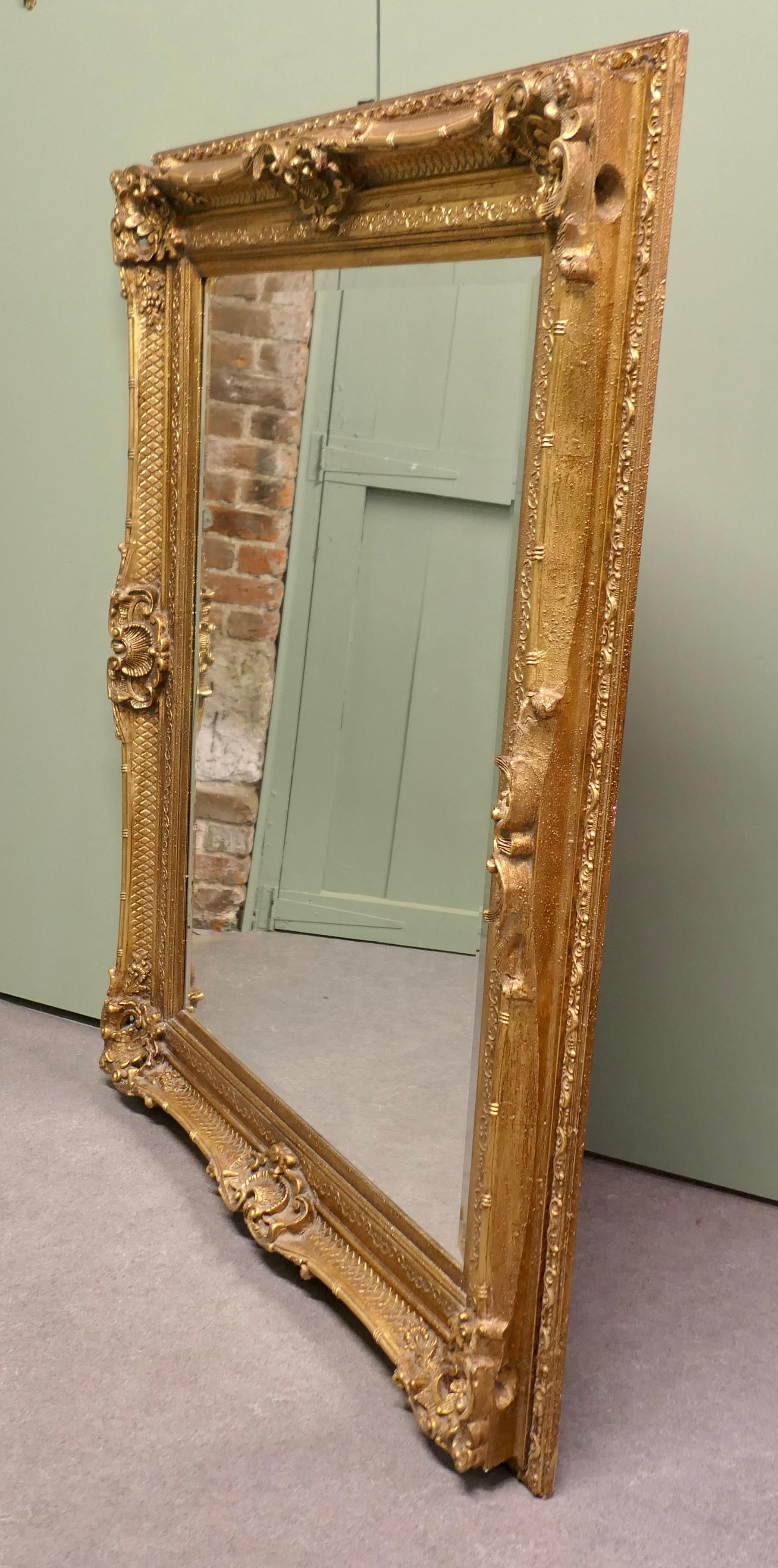 Fin du 20e siècle Grand Miroir Décoratif Doré de 5 pieds Il s'agit d'un beau miroir mural biseauté ancien. en vente