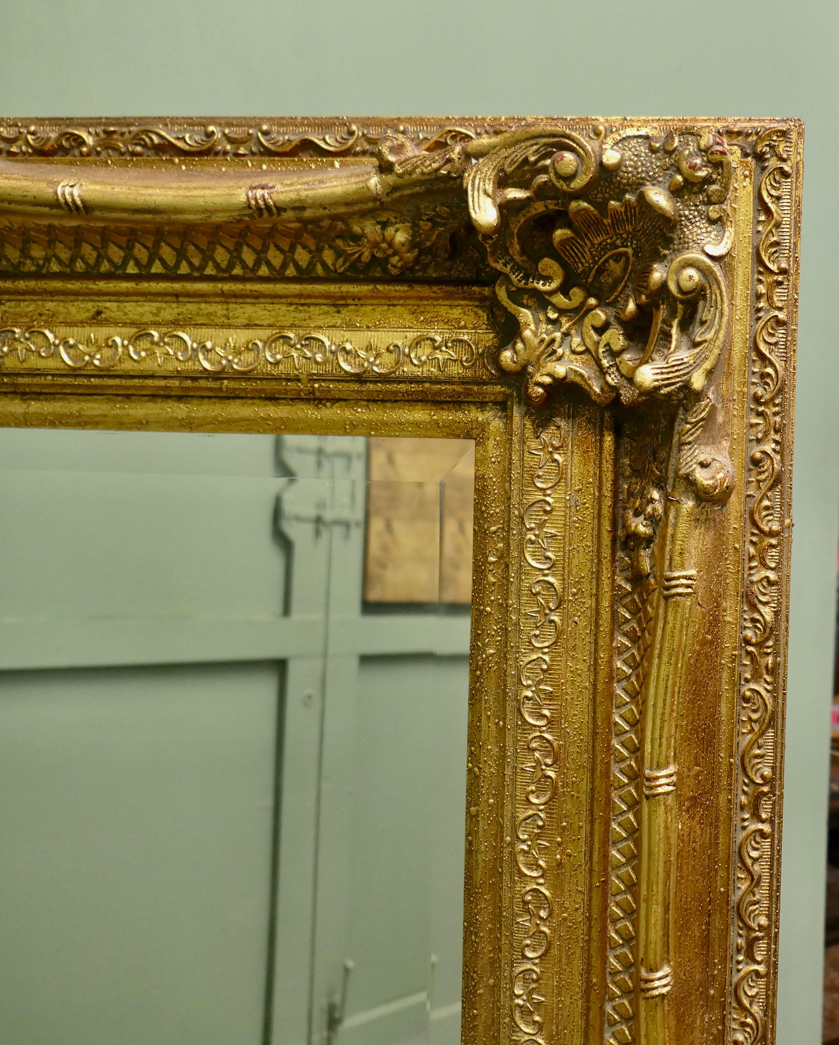 Gesso Grand Miroir Décoratif Doré de 5 pieds Il s'agit d'un beau miroir mural biseauté ancien. en vente