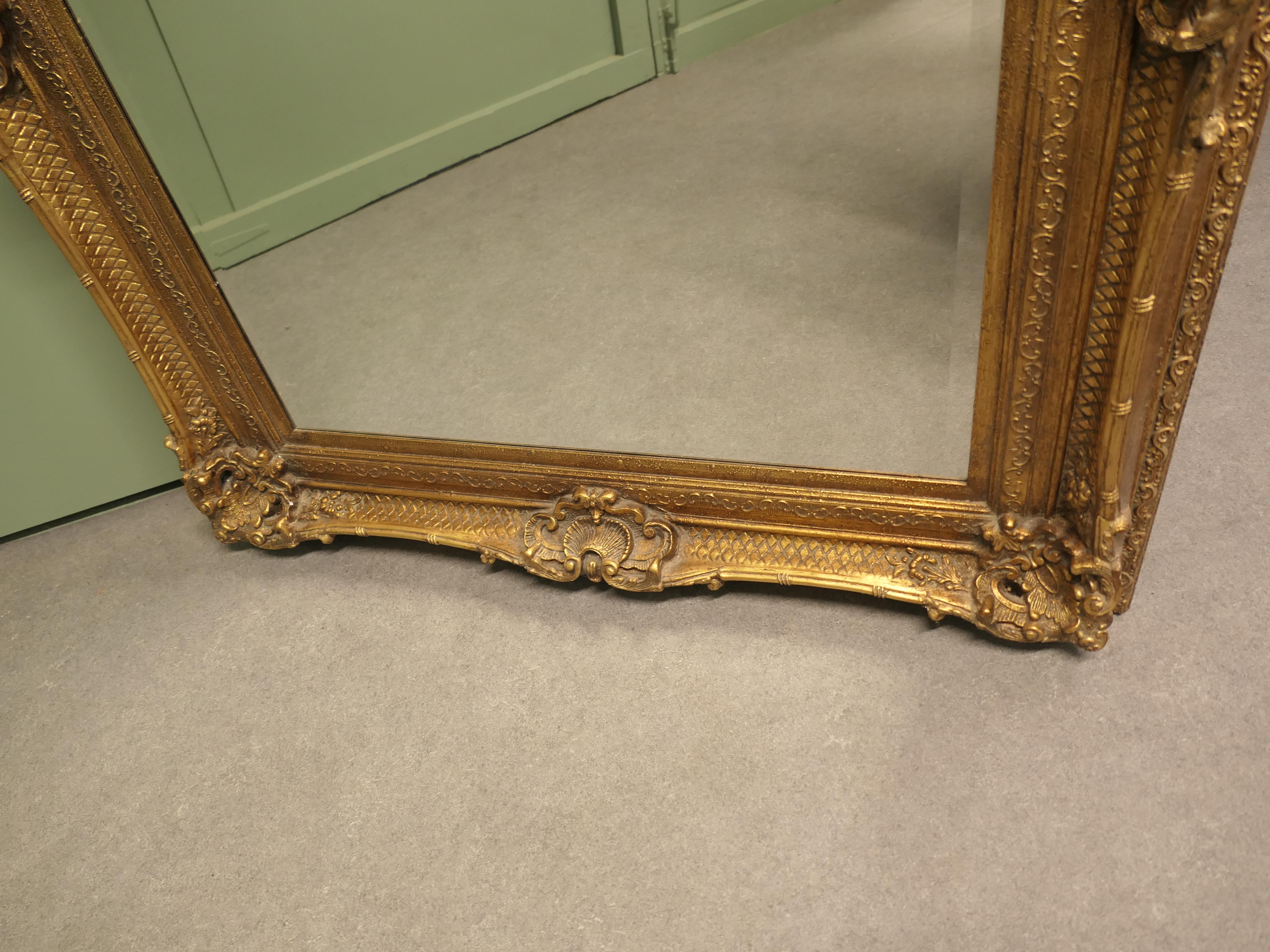 Grand Miroir Décoratif Doré de 5 pieds Il s'agit d'un beau miroir mural biseauté ancien. en vente 1