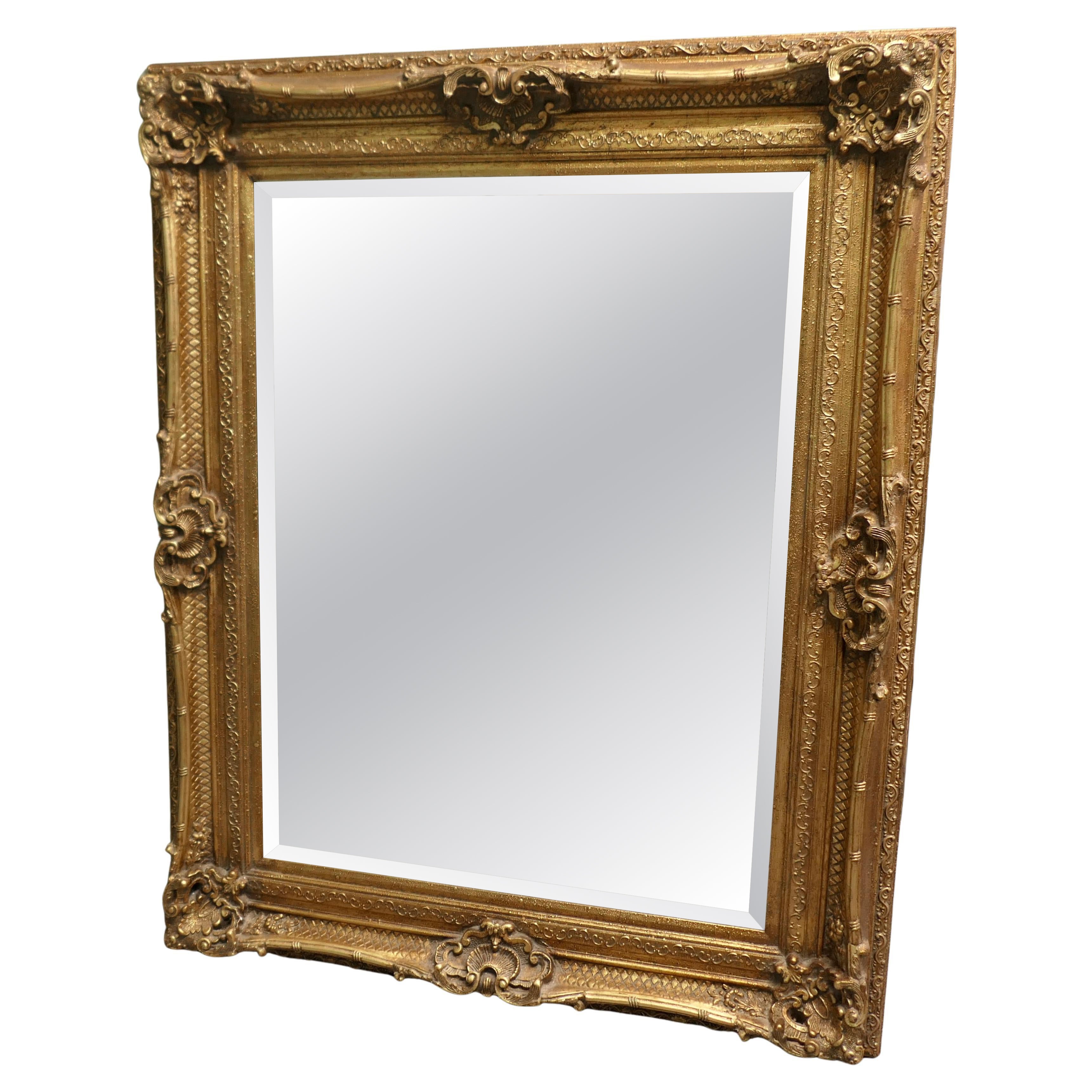 Grand Miroir Décoratif Doré de 5 pieds Il s
agit d
un beau miroir mural biseauté ancien. en vente