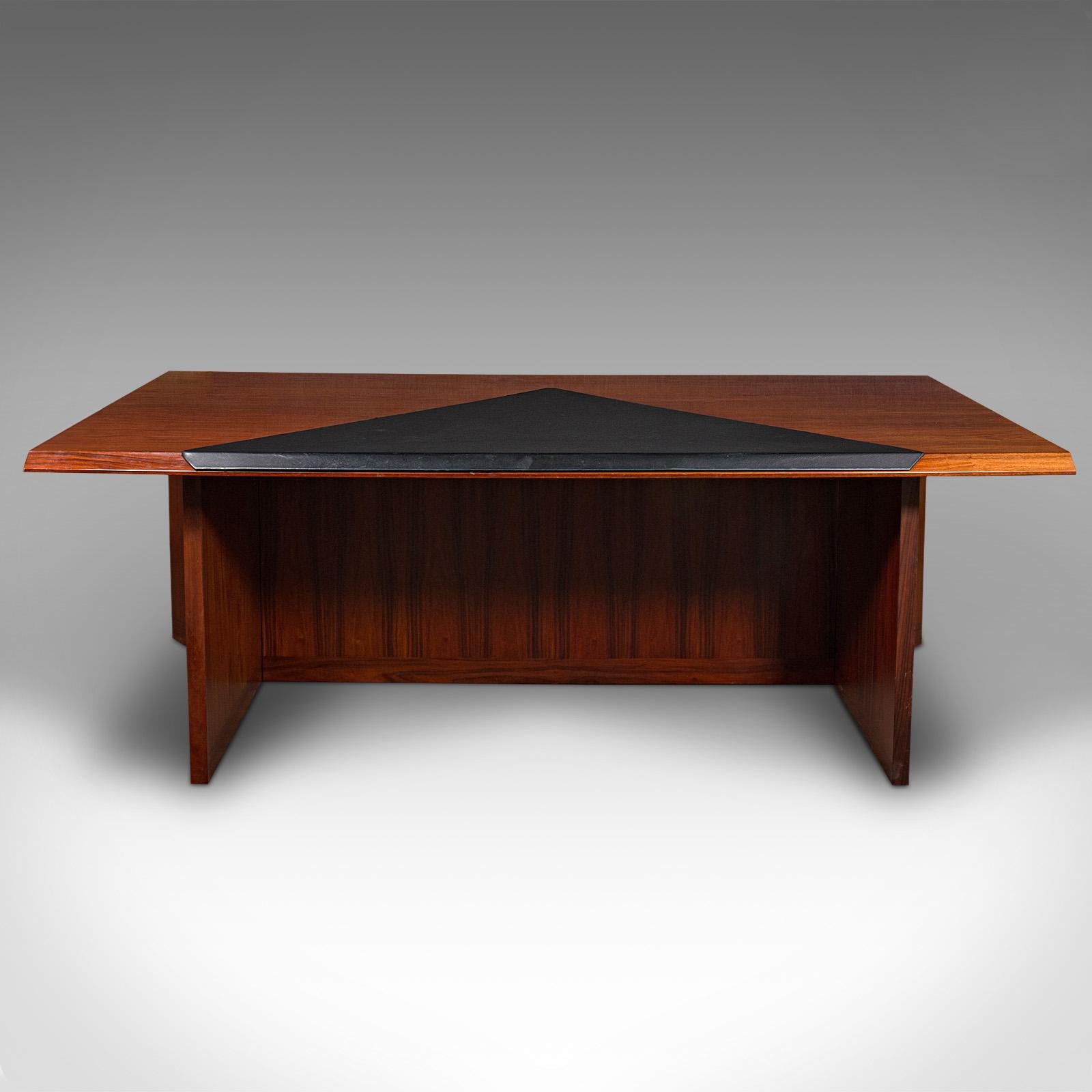 
Dies ist ein großer Vintage-Schreibtisch für Führungskräfte. Ein dänischer Designer-Bürotisch aus Palisanderholz von Sibast Mobel nach einem möglicherweise maßgefertigten Entwurf, aus dem späten 20. Jahrhundert, um 1970.

Sibast Mobel wurde von