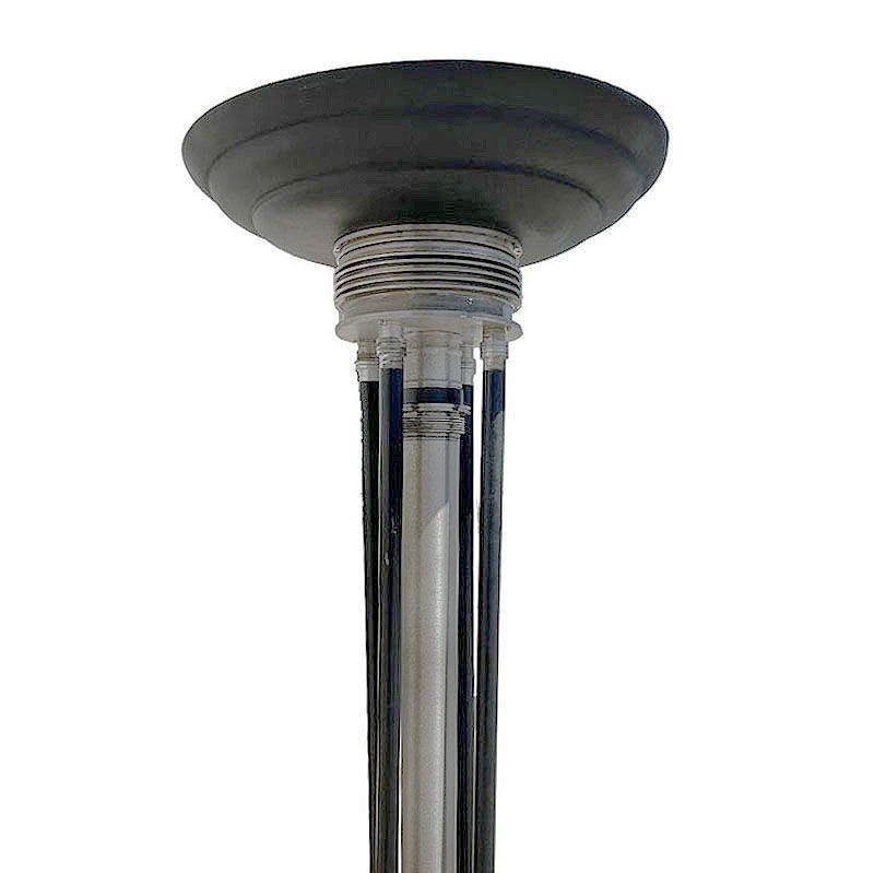 L'artiste de renom Rick Ramirez a façonné des lampadaires distinctifs et imposants dans le style Art déco, chacun étant une création singulière. Son esthétique caractéristique mêle harmonieusement le savoir-faire artisanal et les pièces