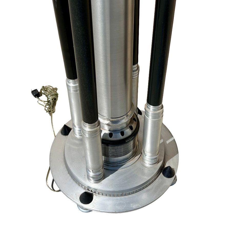 Acier Grand lampadaire torchère Art Déco Revival Machine Age de 6 pieds en vente