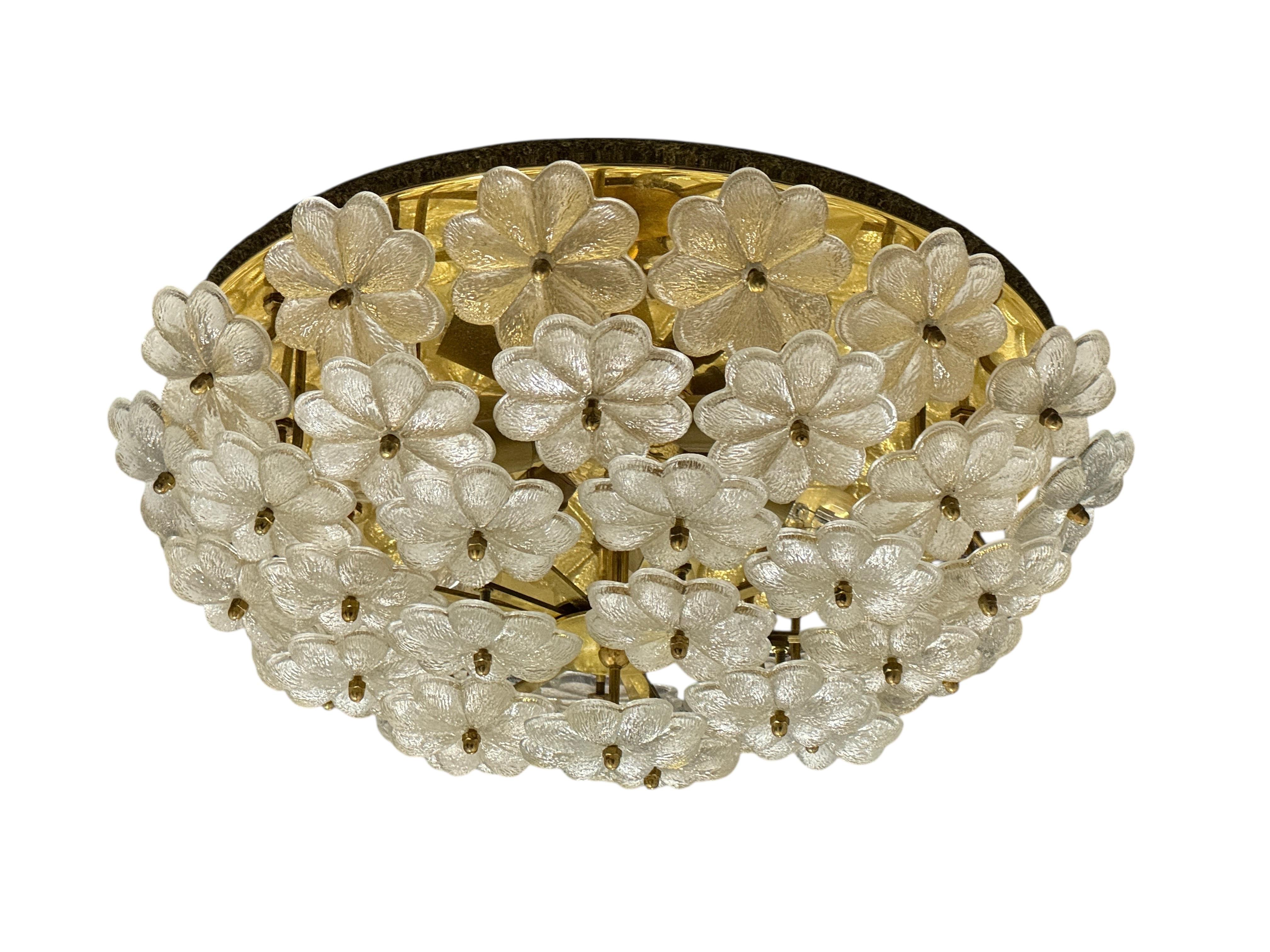 Superbe lustre à encastrer en forme de fleurs en verre, réalisé par Ernst Palme en Allemagne dans les années 1970. La pièce est plaquée or et détaillée avec 5 couches de prismes de fleurs en verre. Il s'agit d'un bel ajout à votre hall d'entrée.