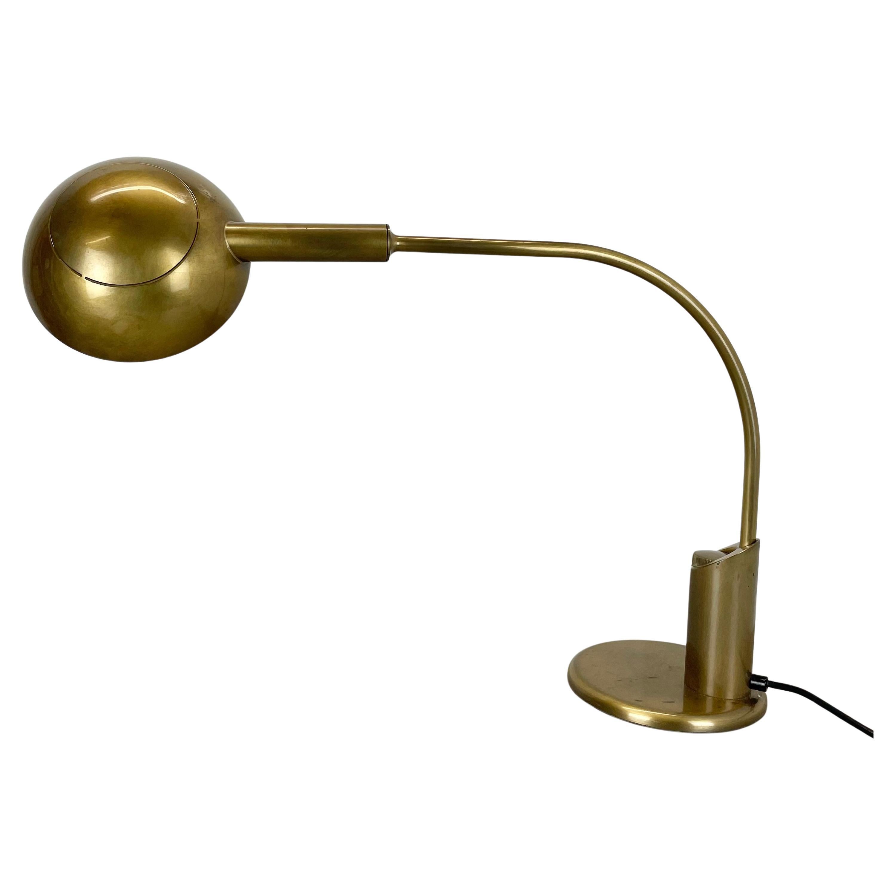 Grande lampe de bureau moderniste en laiton de 60 cm par Florian Schulz, Allemagne, 1970