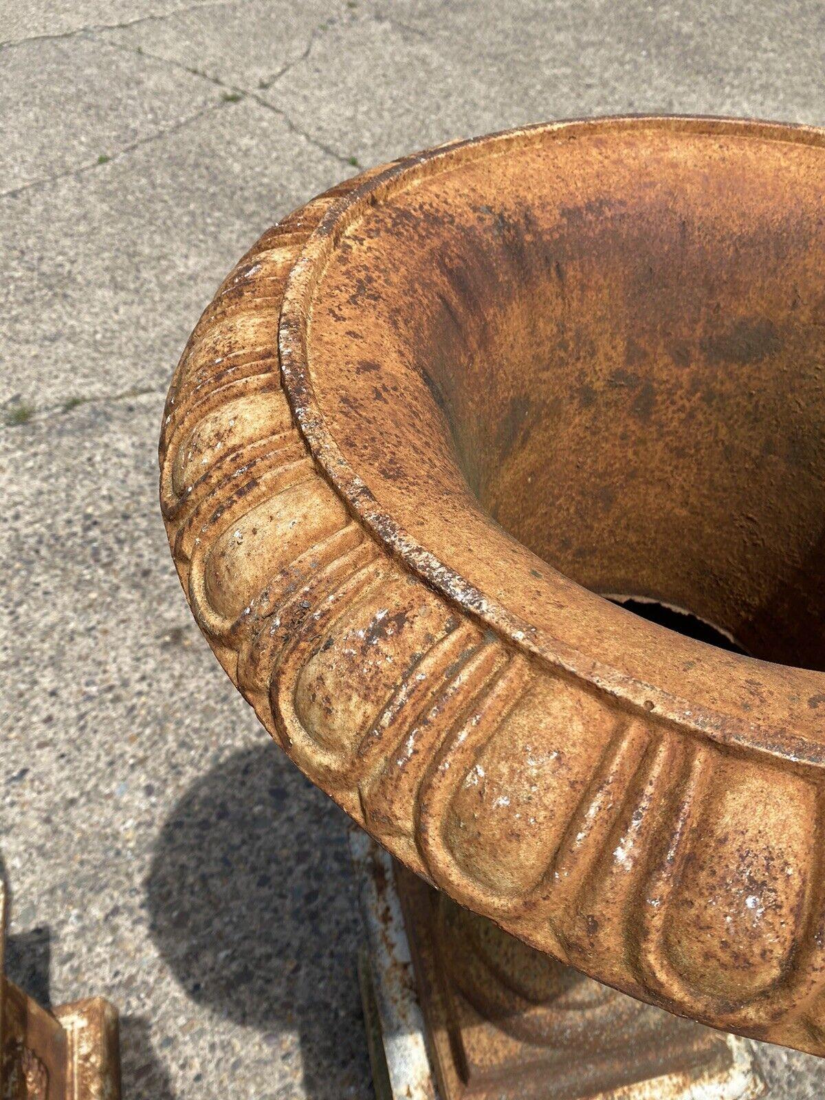 Große Campana-Urne aus Gusseisen für den Außengarten auf Sockel, Paar im Zustand „Gut“ im Angebot in Philadelphia, PA