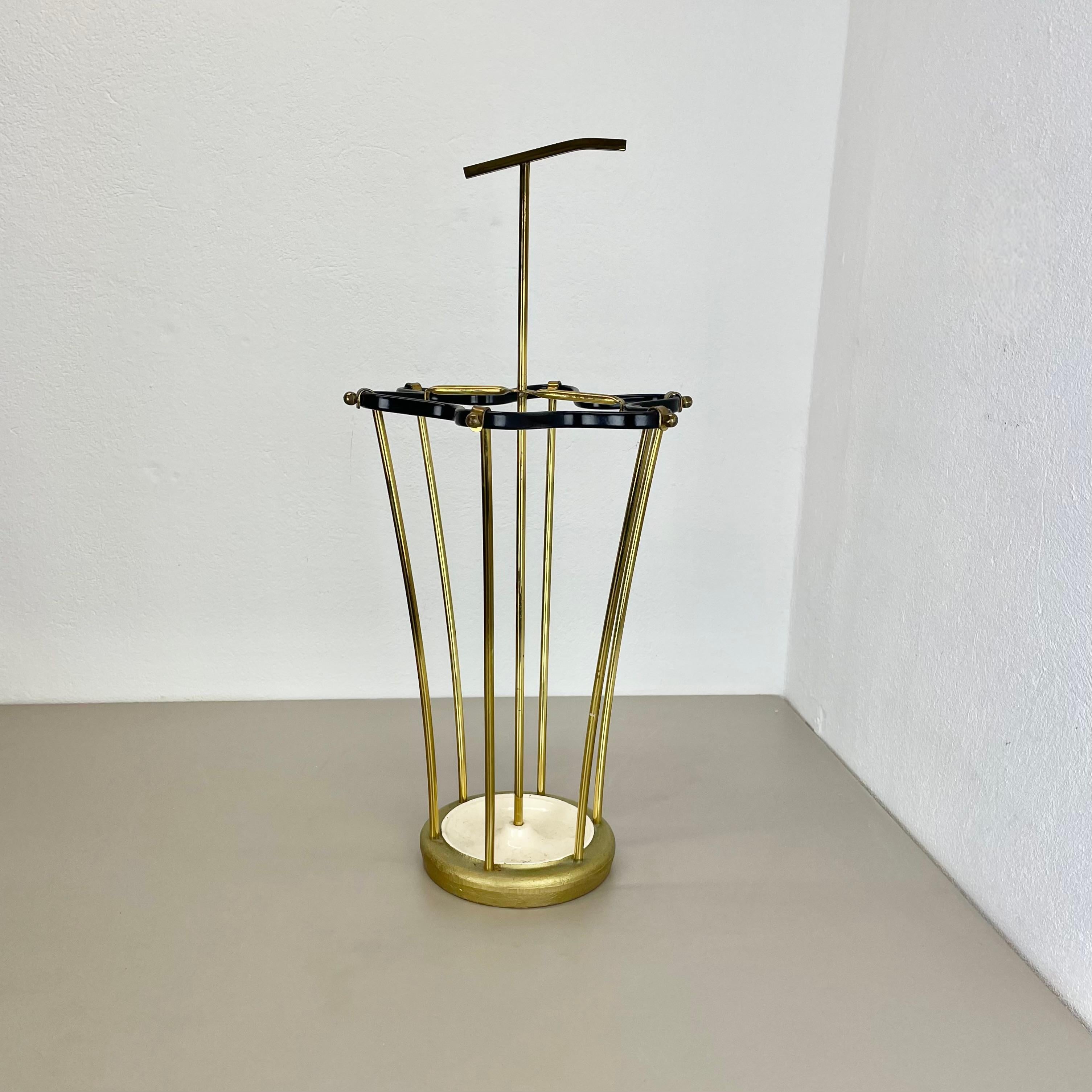 Article :

Porte-parapluie Bauhaus


Origine :

France


Âge :

1950s


Ce porte-parapluie vintage original de style Bauhaus a été produit dans les années 1950 en France. La base d'immersion est en fonte, les éléments verticaux et la poignée