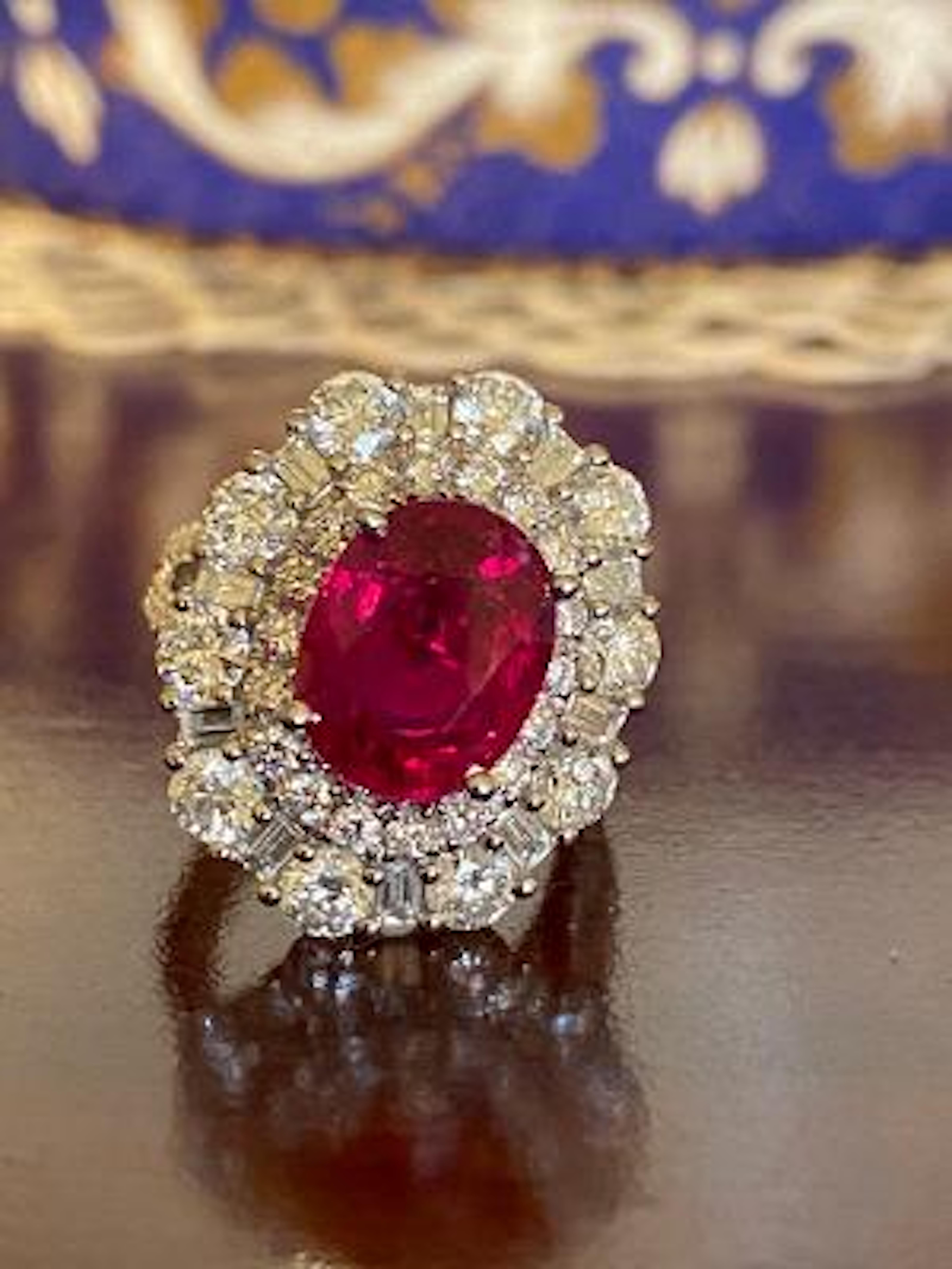 Ein prächtiger großer natürlicher Korundrubin im Ovalschliff ist in 18 Karat Weißgold gefasst und von Baguette- und runden Diamanten in einer zeitlosen und sehr eleganten Cocktailringfassung umgeben.

Der rote Rubin hat einen ovalen Schliff und