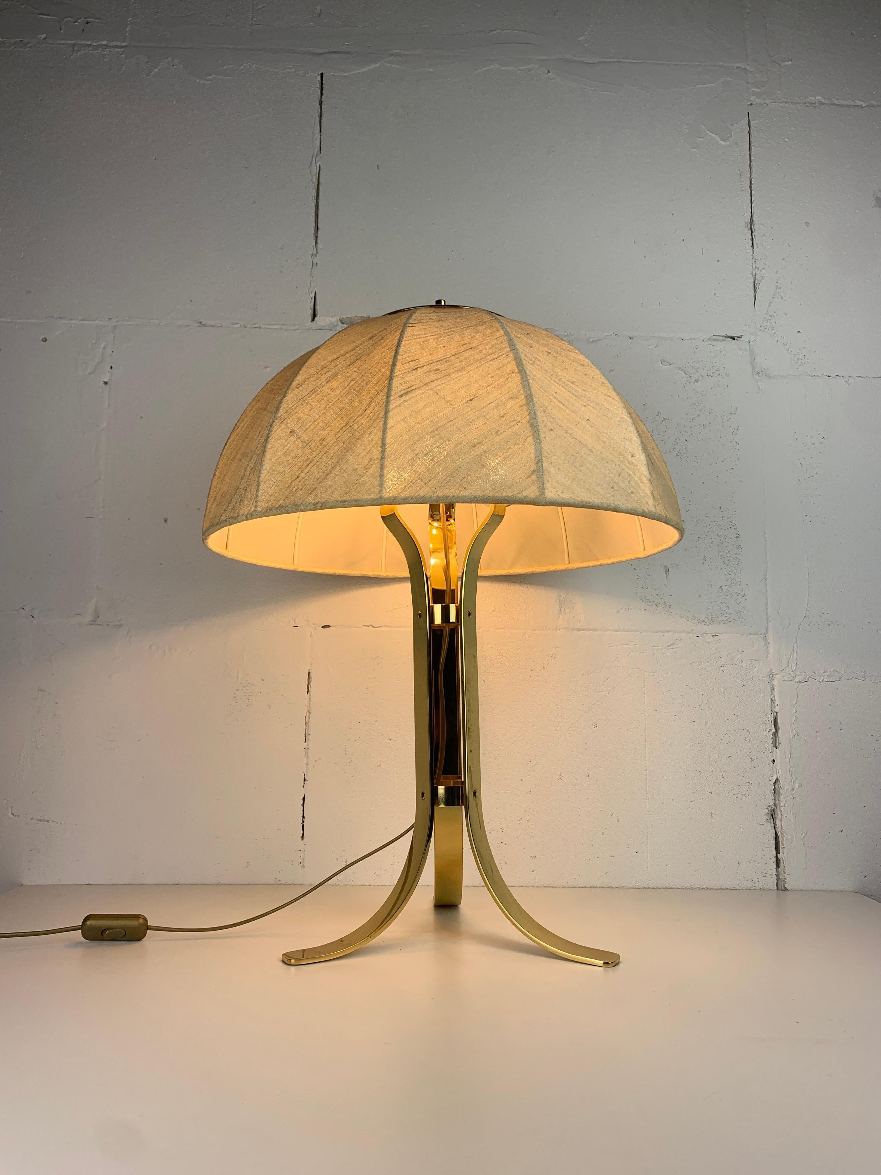 Magnifique lampe de table en laiton imposante ( 65 cm ) provenant très probablement d'Allemagne. Il s'agit de la version rare en laiton doré, généralement, si on en trouve, c'est dans la version chromée. La lampe est en excellent état vintage avec
