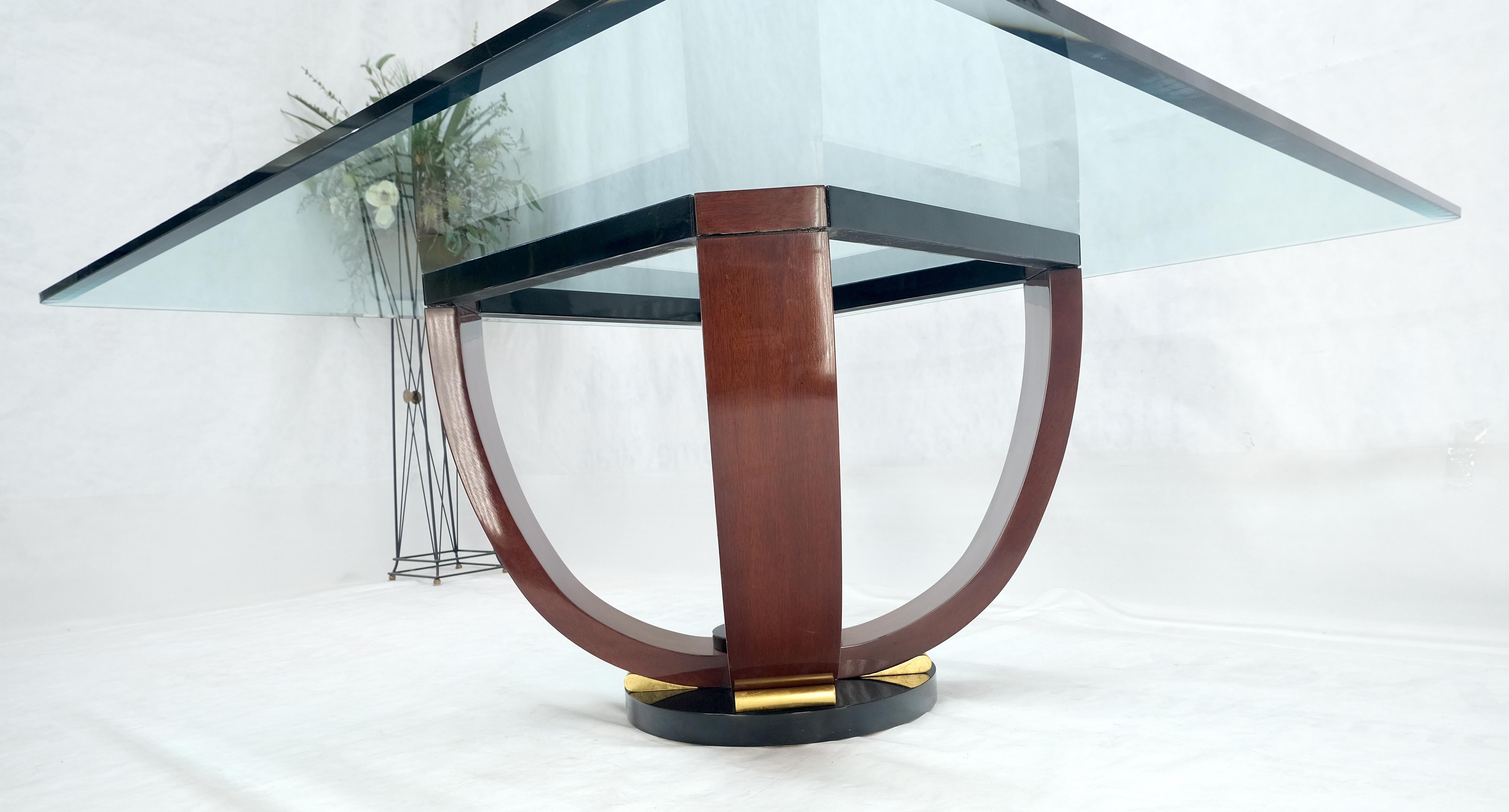 Laqué Grande table de conférence italienne de 66 pouces carrés 3/4 pouces avec plateau en verre et base à piédestal en vente