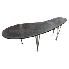 Grande table basse biomorphique du milieu du siècle dernier de Bruno Mathsson de 137 cm avec pieds en forme de cuillère en fil de fer