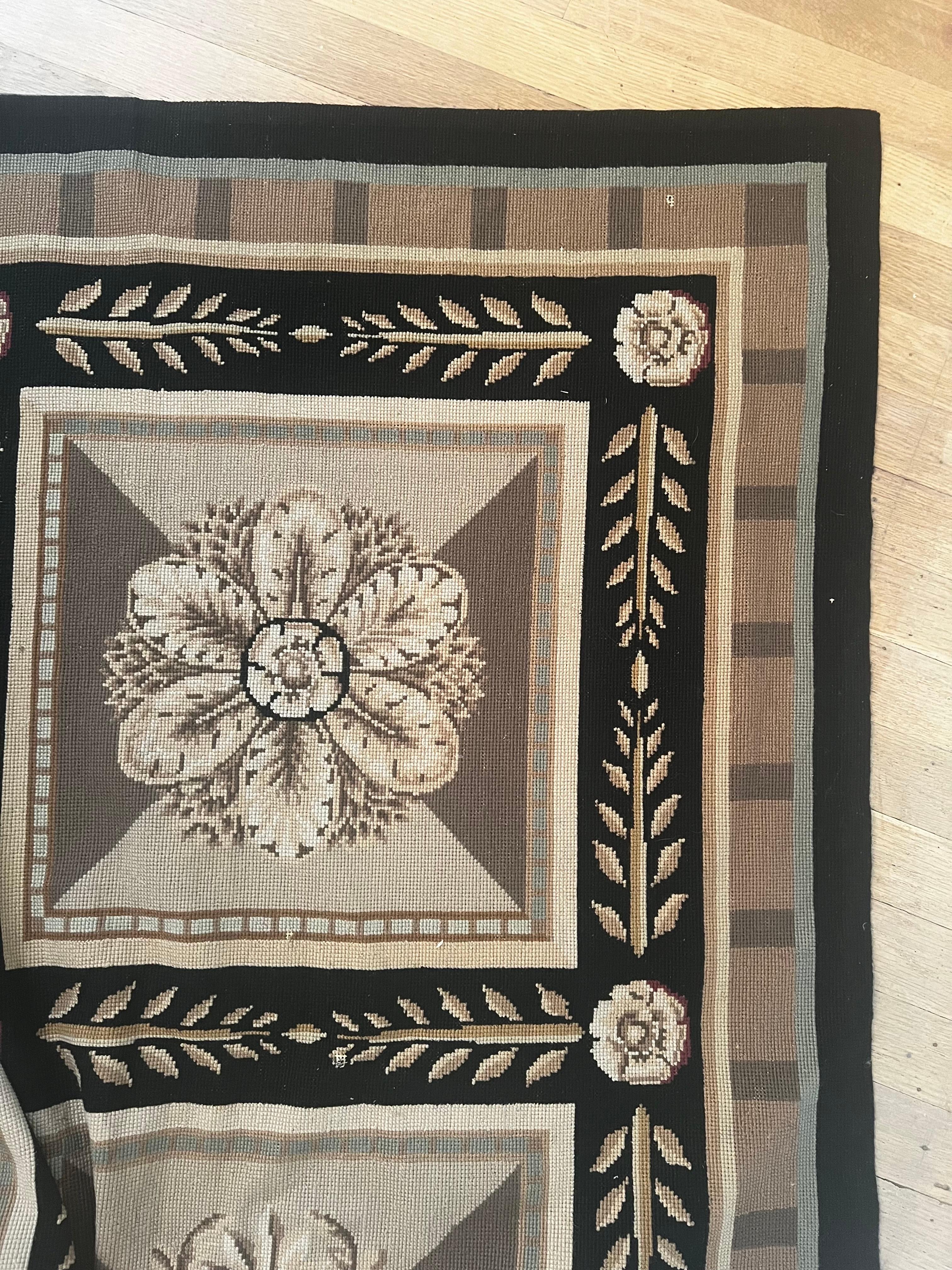 Hübscher französischer Aubusson-Teppich aus der Mitte des Jahrhunderts mit schönem floralem und geometrischem Design im Louis-XVI-Stil und schönen neutralen Farben.  Handgeknüpft mit Wolle.  


ca. 6 x 9.   Kann als Teppich verwendet oder als