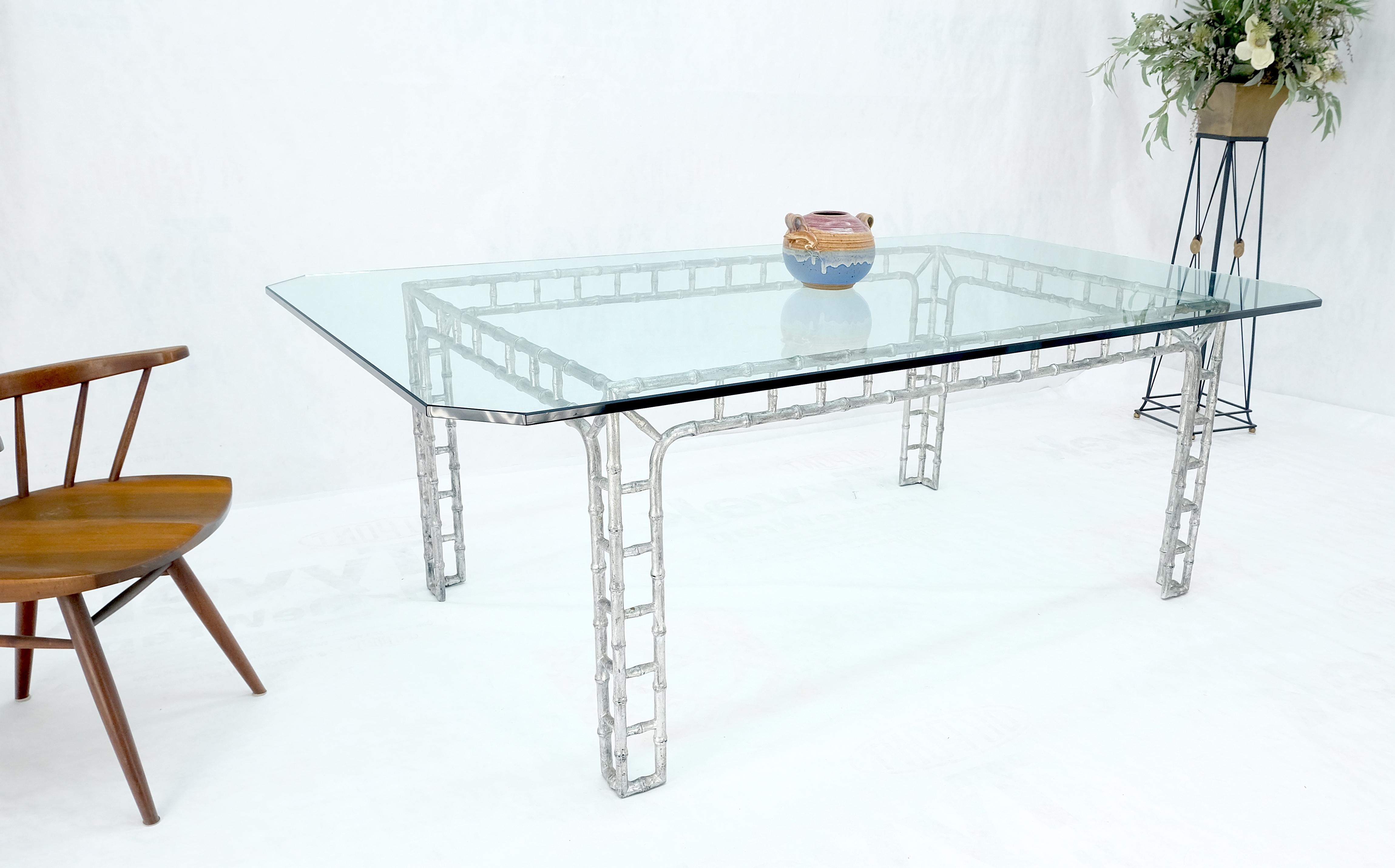 Grande table de salle à manger de 7 pi de long avec dessus en verre de 3/4 po d'épaisseur, base en faux bambou en fonte d'aluminium en vente 3