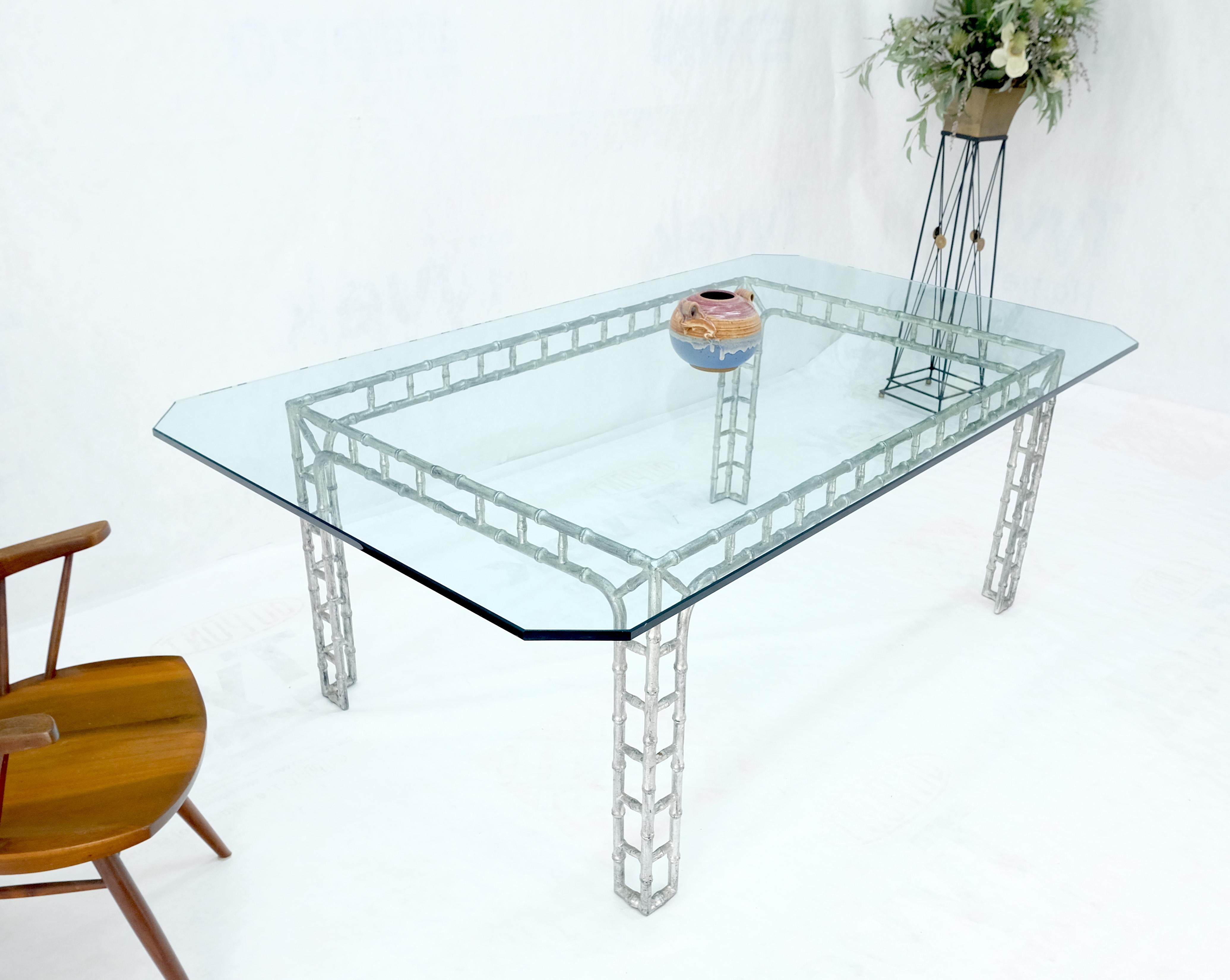 Grande table de salle à manger de 7 pi de long avec dessus en verre de 3/4 po d'épaisseur, base en faux bambou en fonte d'aluminium en vente 4