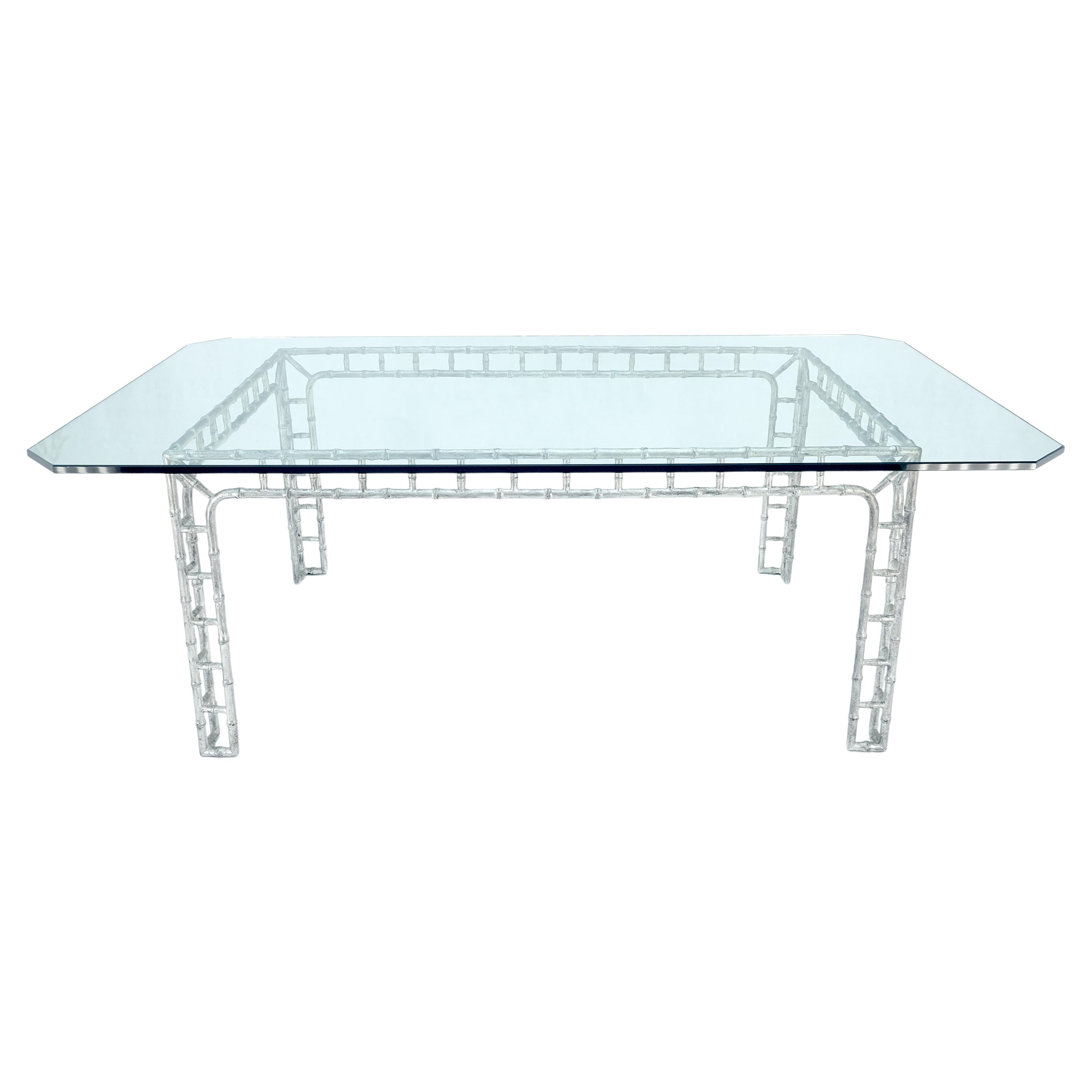 Table de salle à manger de 7 pi de long à coins coupés et à plateau rectangulaire en verre épais de 3/4 po en fonte d'aluminium et base architecturale en faux bambou Design/One
