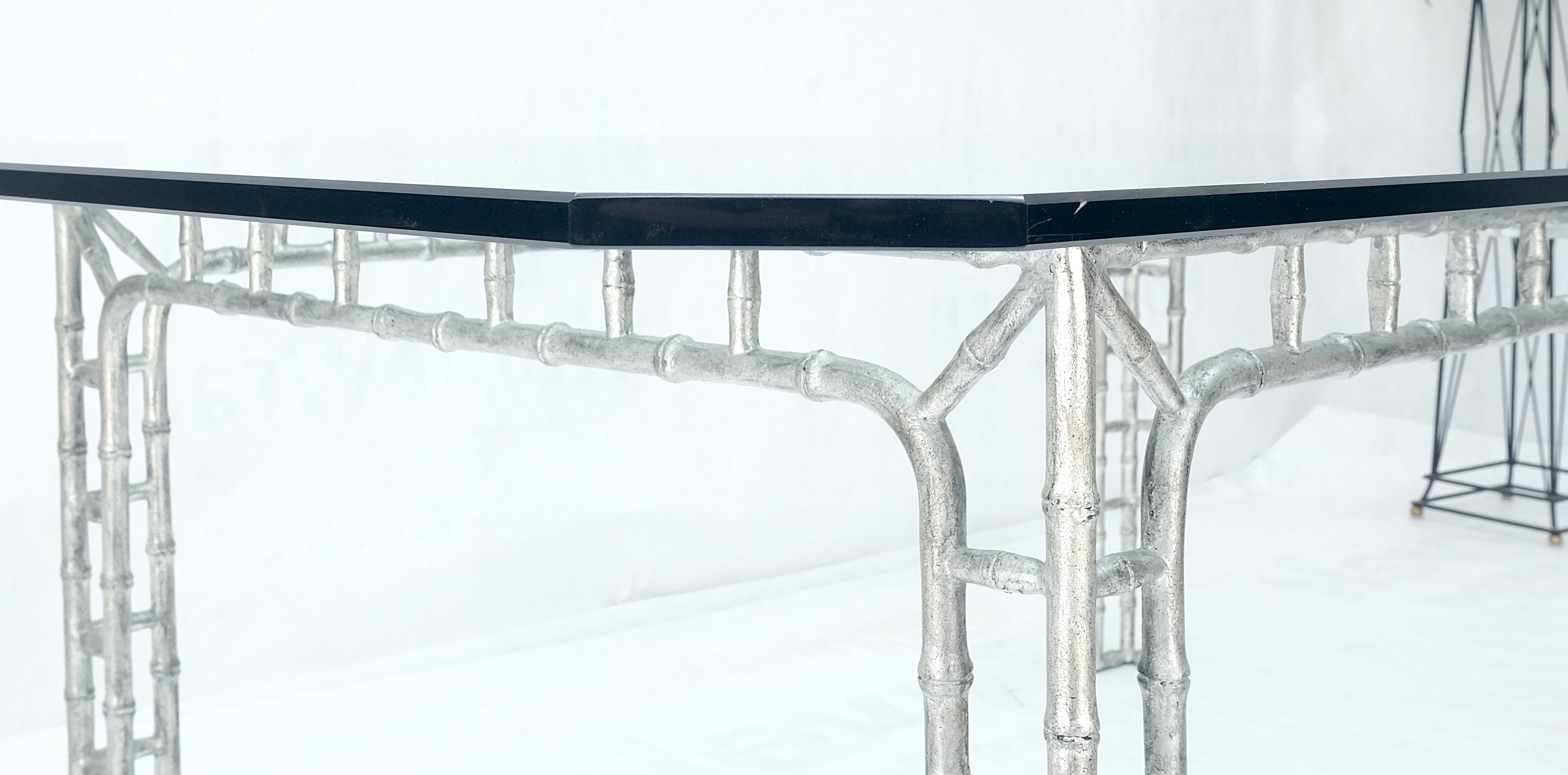 Américain Grande table de salle à manger de 7 pi de long avec dessus en verre de 3/4 po d'épaisseur, base en faux bambou en fonte d'aluminium en vente