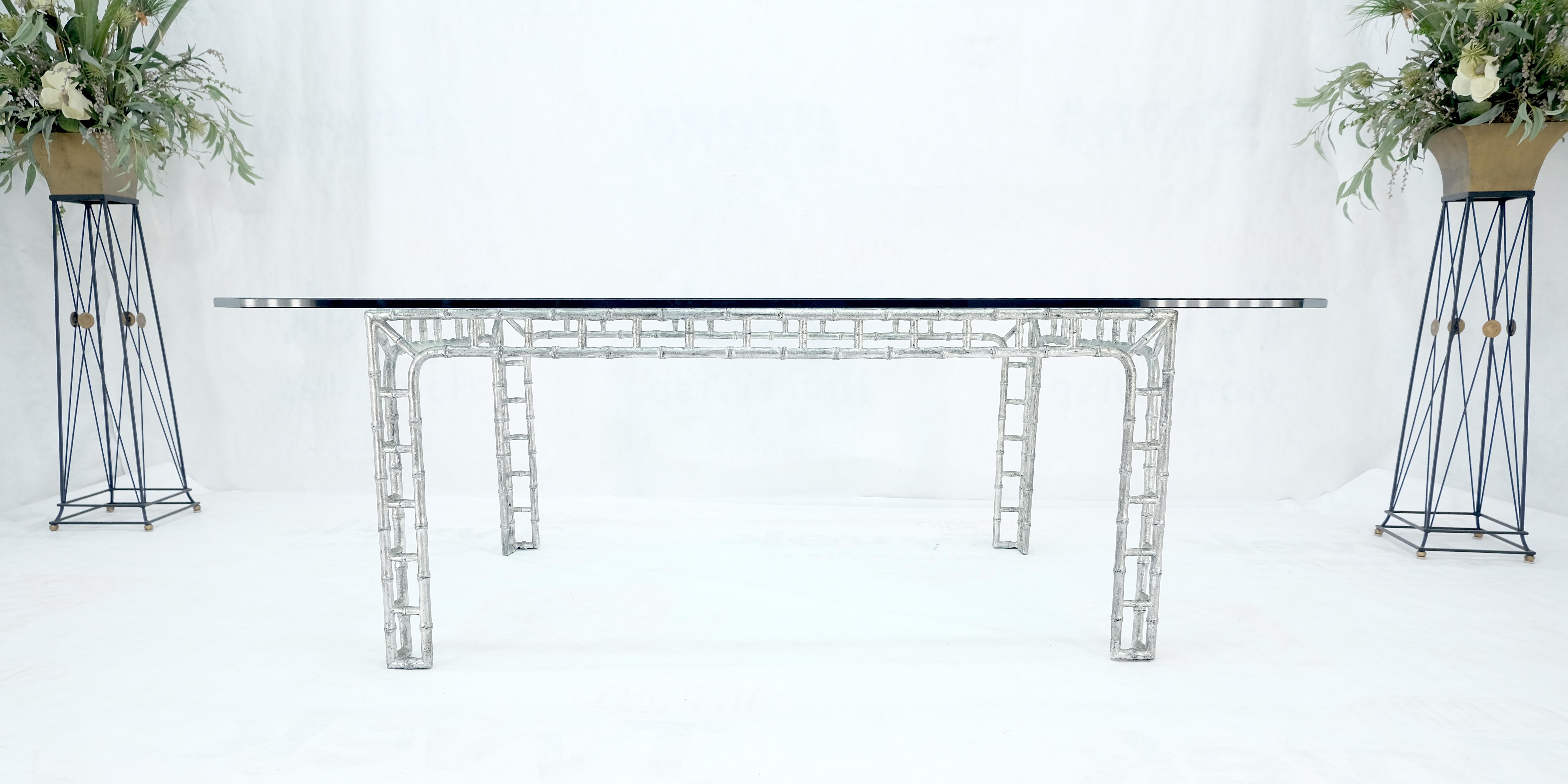 Moulage Grande table de salle à manger de 7 pi de long avec dessus en verre de 3/4 po d'épaisseur, base en faux bambou en fonte d'aluminium en vente