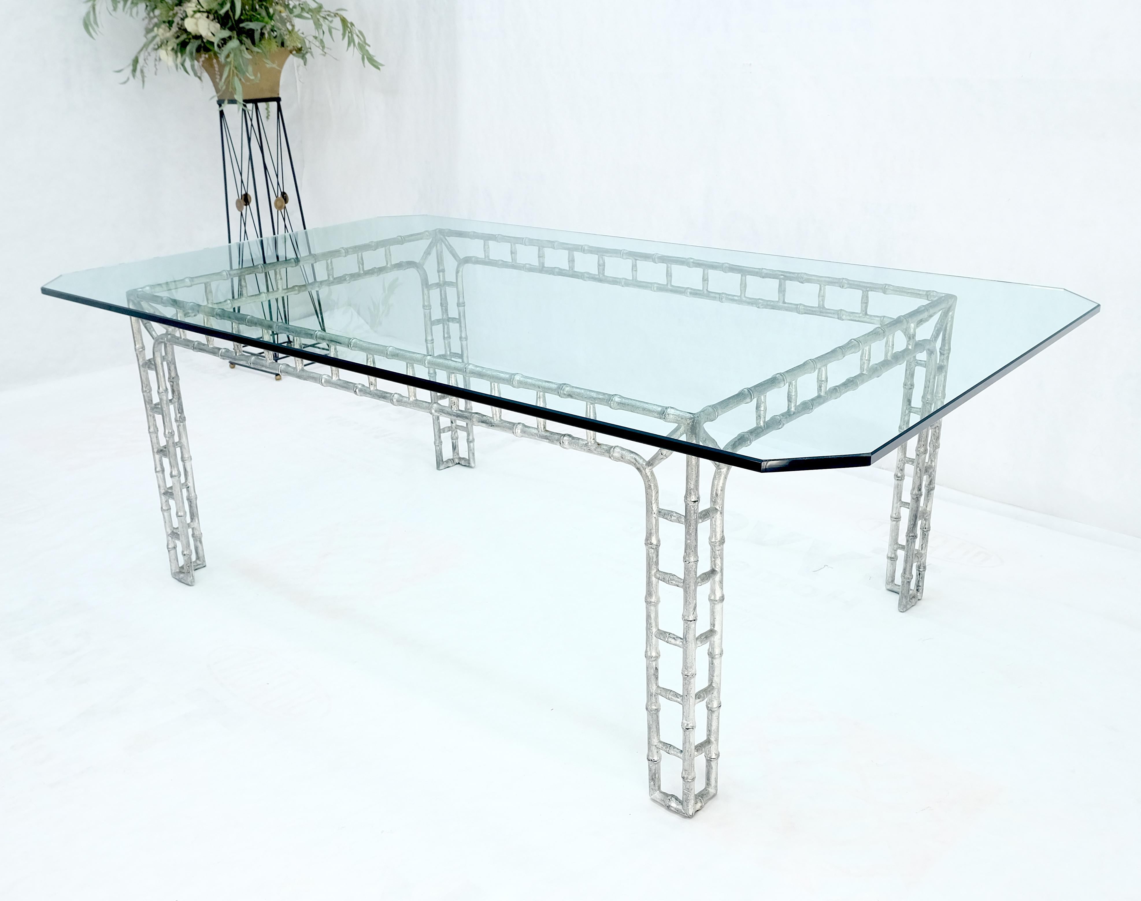20ième siècle Grande table de salle à manger de 7 pi de long avec dessus en verre de 3/4 po d'épaisseur, base en faux bambou en fonte d'aluminium en vente