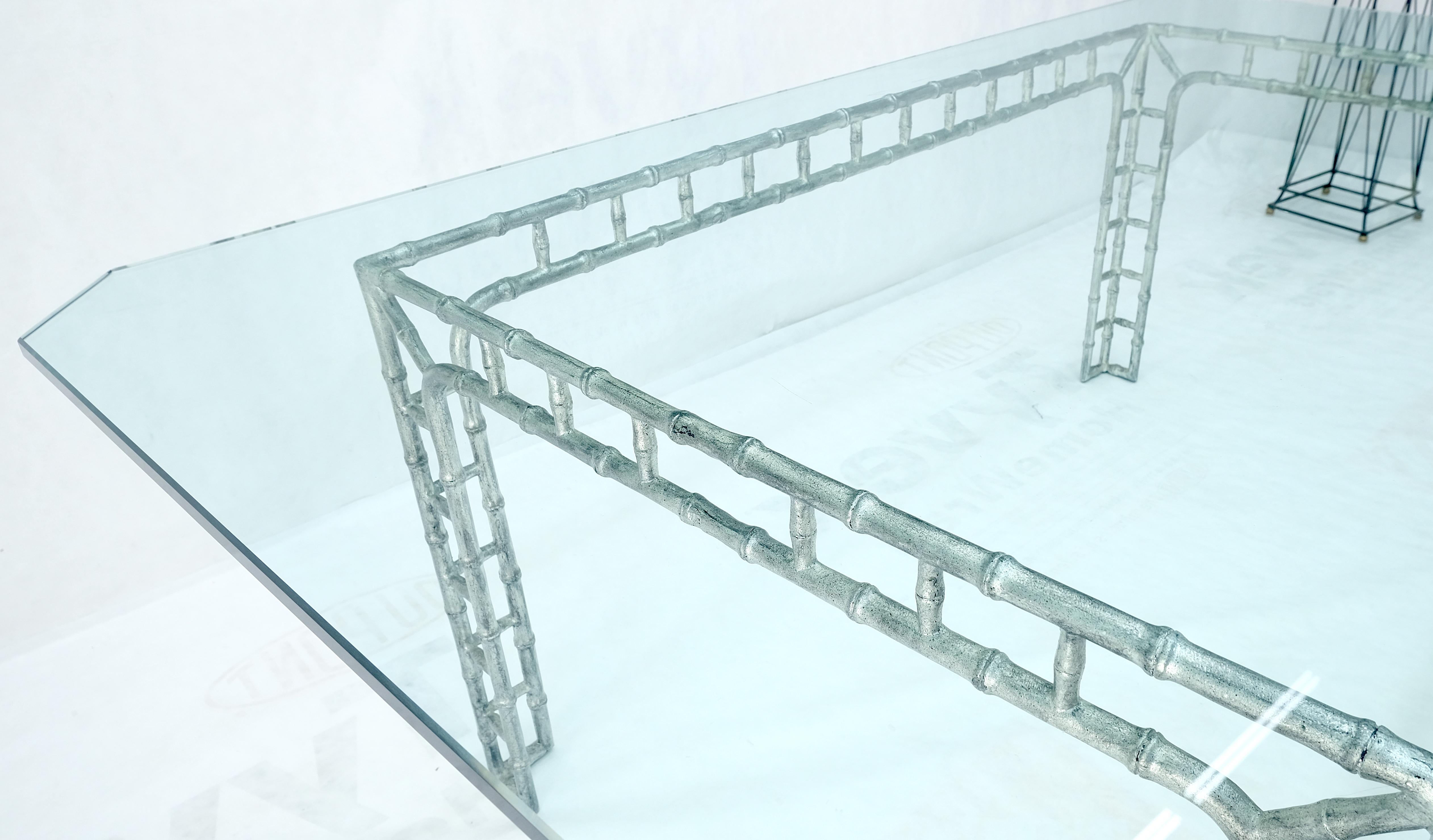 Aluminium Grande table de salle à manger de 7 pi de long avec dessus en verre de 3/4 po d'épaisseur, base en faux bambou en fonte d'aluminium en vente