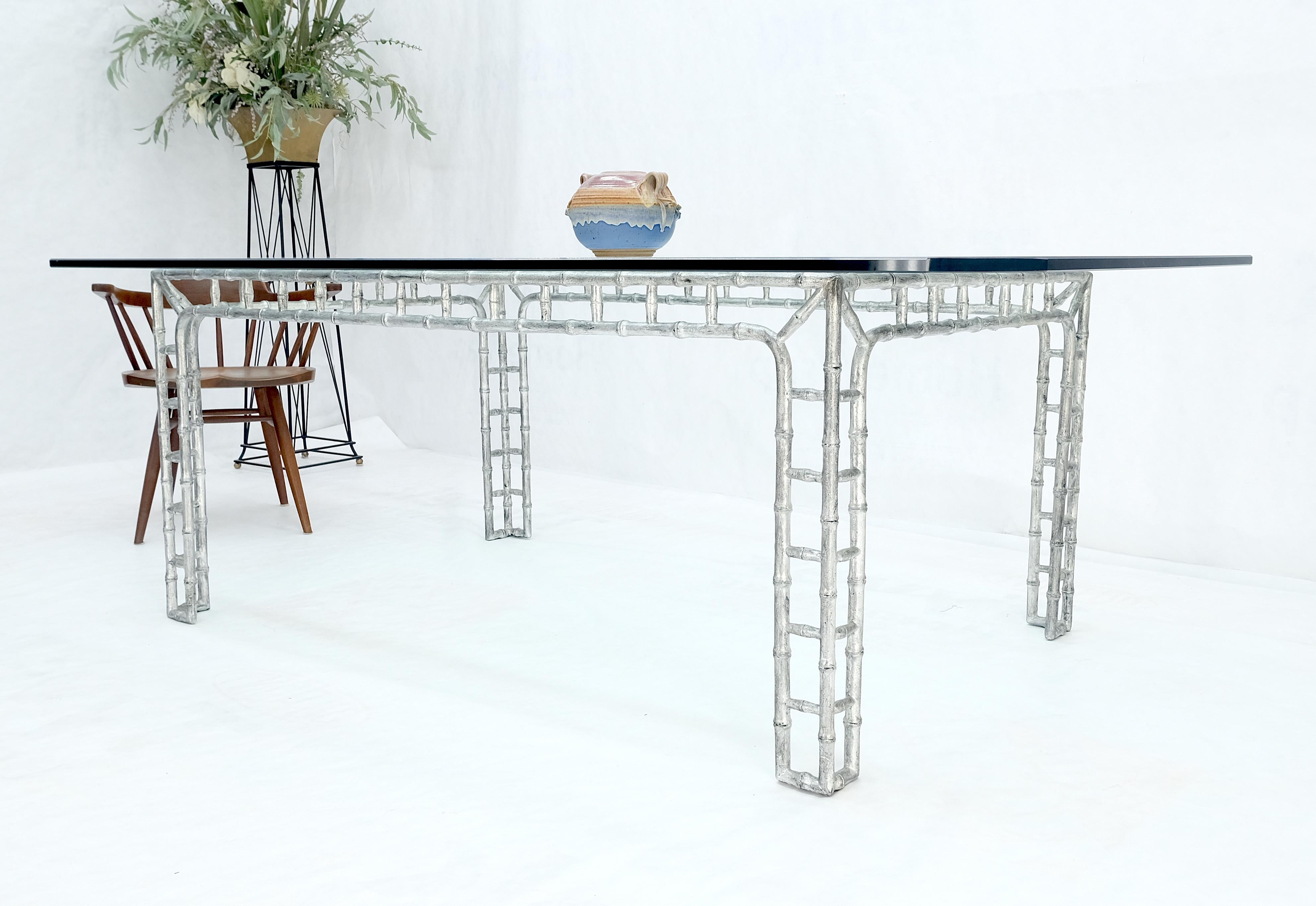 Grande table de salle à manger de 7 pi de long avec dessus en verre de 3/4 po d'épaisseur, base en faux bambou en fonte d'aluminium en vente 1