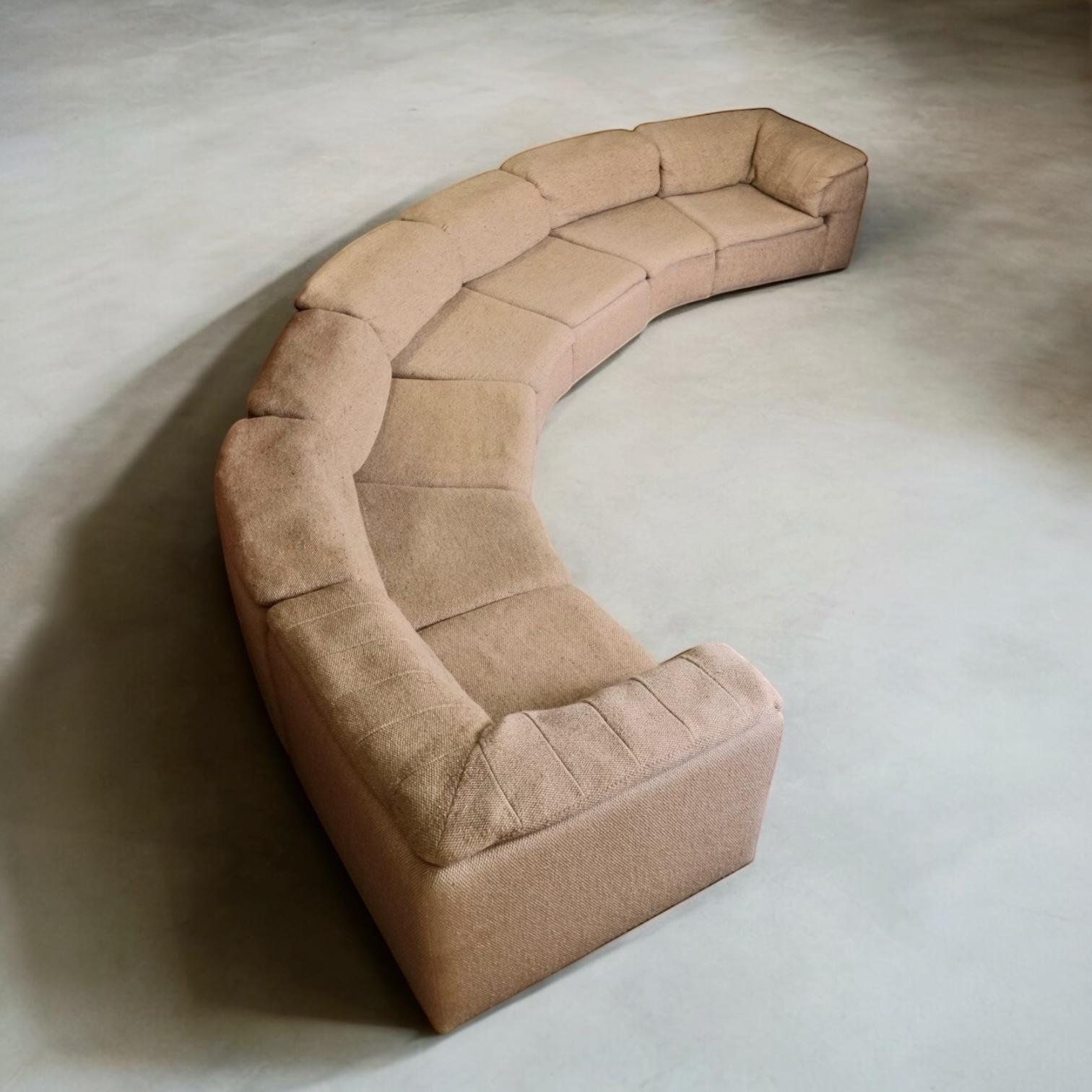 Beautiful XXL sectional sofa, made in France by Roche Bobois in the 1980s.
Wood base and foam, original thick heathered wool fabric, sand color.
7 pieces : 2 angles, 2 straight armchairs, 3 rounded armchairs.
A multiple choice of combinations to