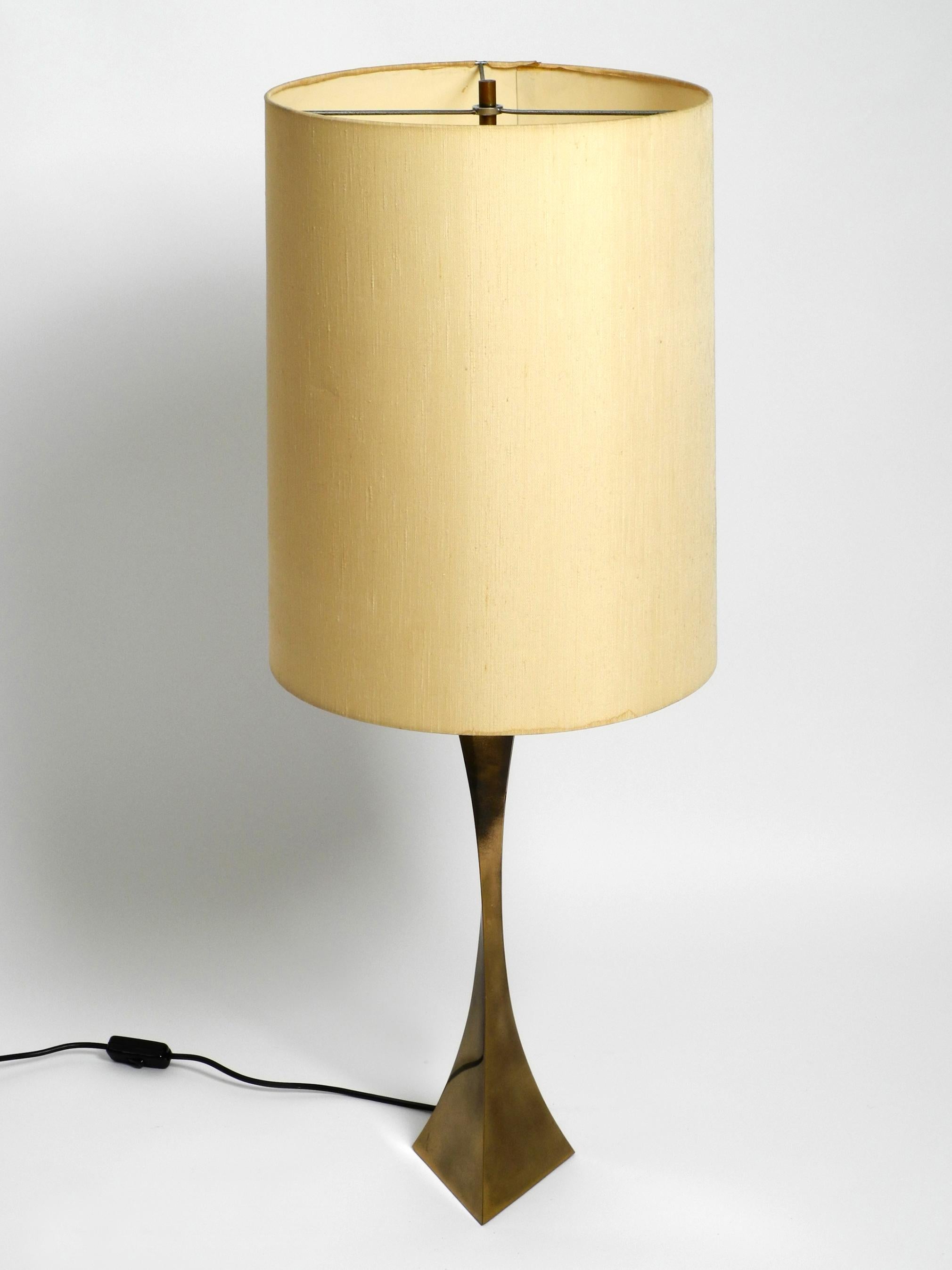 Very rare large 1970s brass table lamp. Designed by Tonello and Montagna Grillo for High Society.
Made in Italy. Great, very elegant Italian design in its original vintage condition.
Base and neck made entirely of brass. Beautiful original