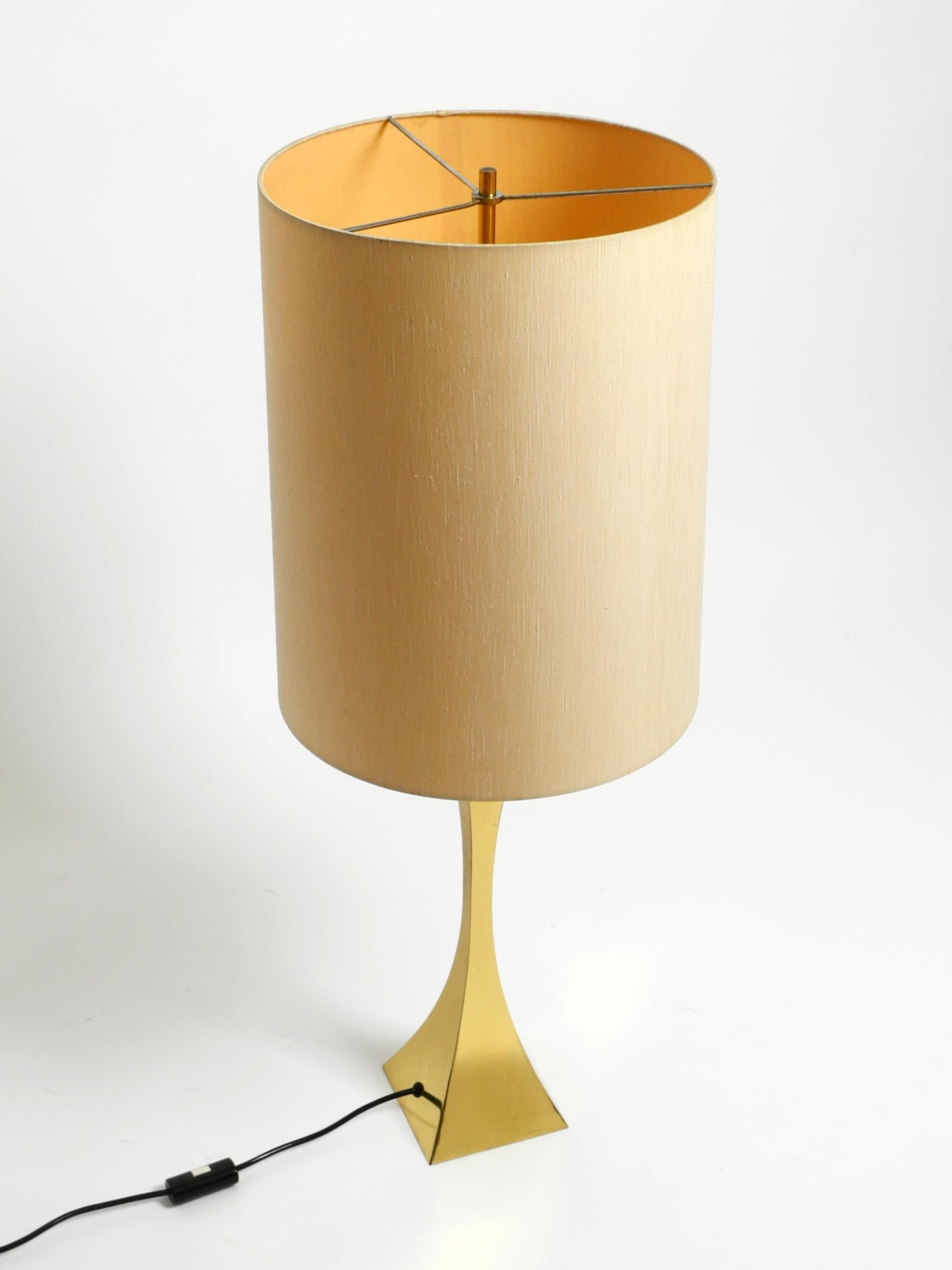 Gran lámpara de sobremesa de latón de los años 70 de A. Tonello and A. Montagna Grillo para High Society Italia Regencia en venta